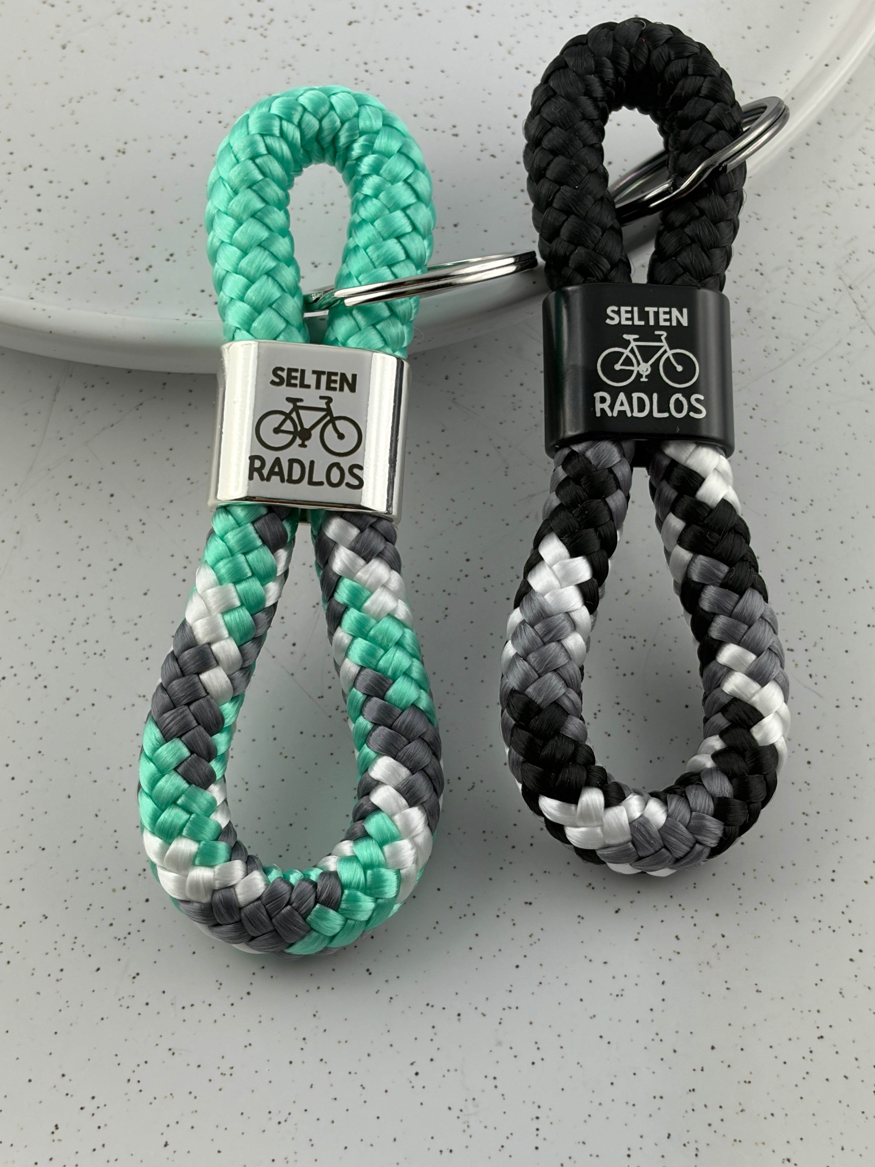 Schlüsselanhänger für Fahrradfans mit maritimem Design und Zwischenstück in Silber oder Schwarz.