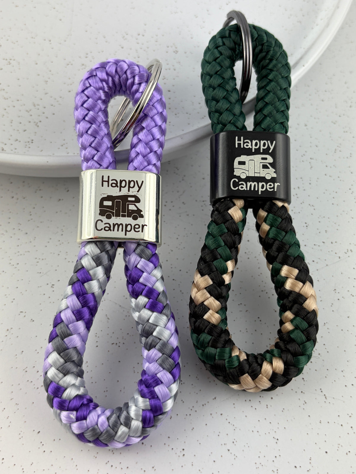 Handgefertigter Happy-Camper-Schlüsselanhänger aus Segelseil mit Wohnmobil-Symbol in verschiedenen Farbkombinationen.