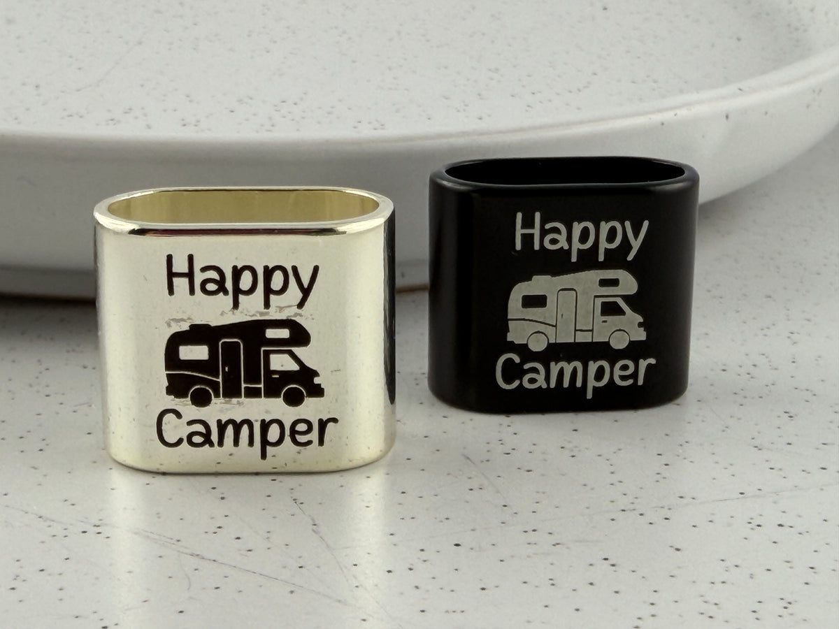 Detailaufnahme der Gravur "Happy Camper" mit kleinem Wohnmobil auf dem Zwischenstück