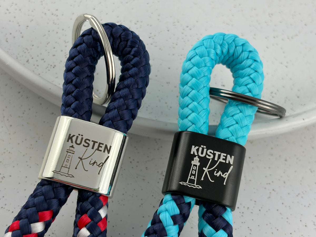 Detailansicht des Küstenkind-Schlüsselanhängers mit Leuchtturm-Gravur