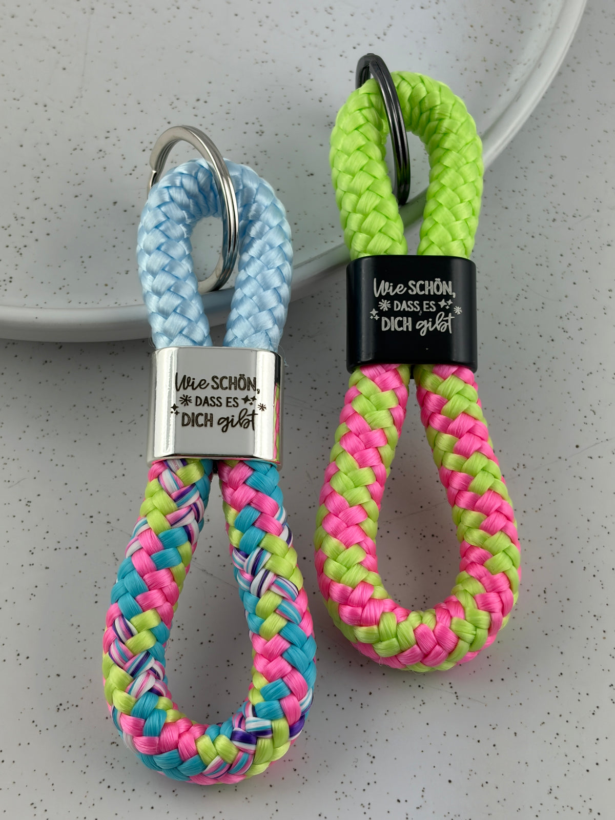 Geschenk für einen lieben Menschen als Schlüsselanhänger aus Segelseil mit wählbaren Seilfarben