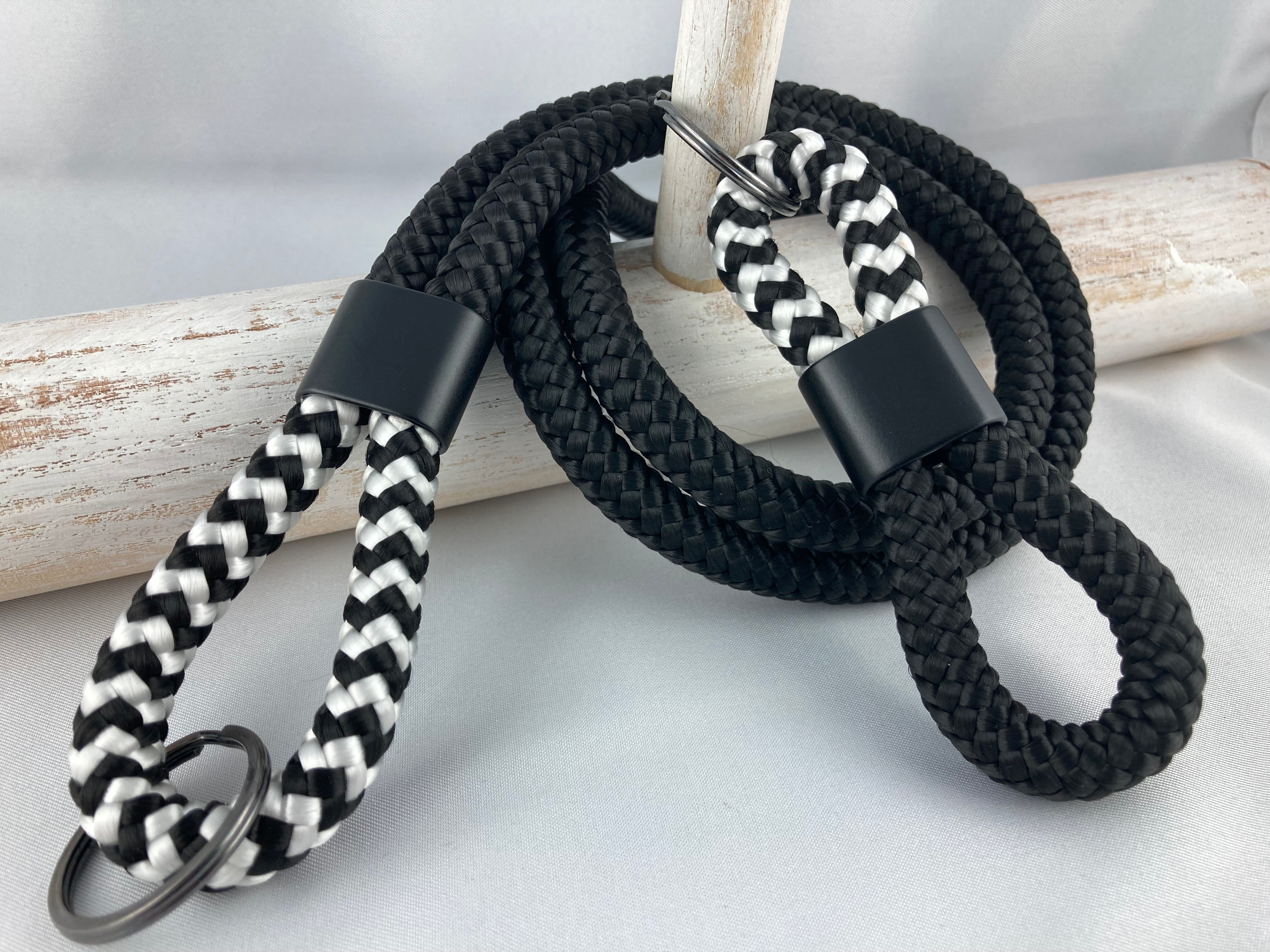 Set Schlüsselband und Schlüsselanhänger aus Segelseil mit schwarzem Zwischenstück matt, schwarz-weiß/ schwarz