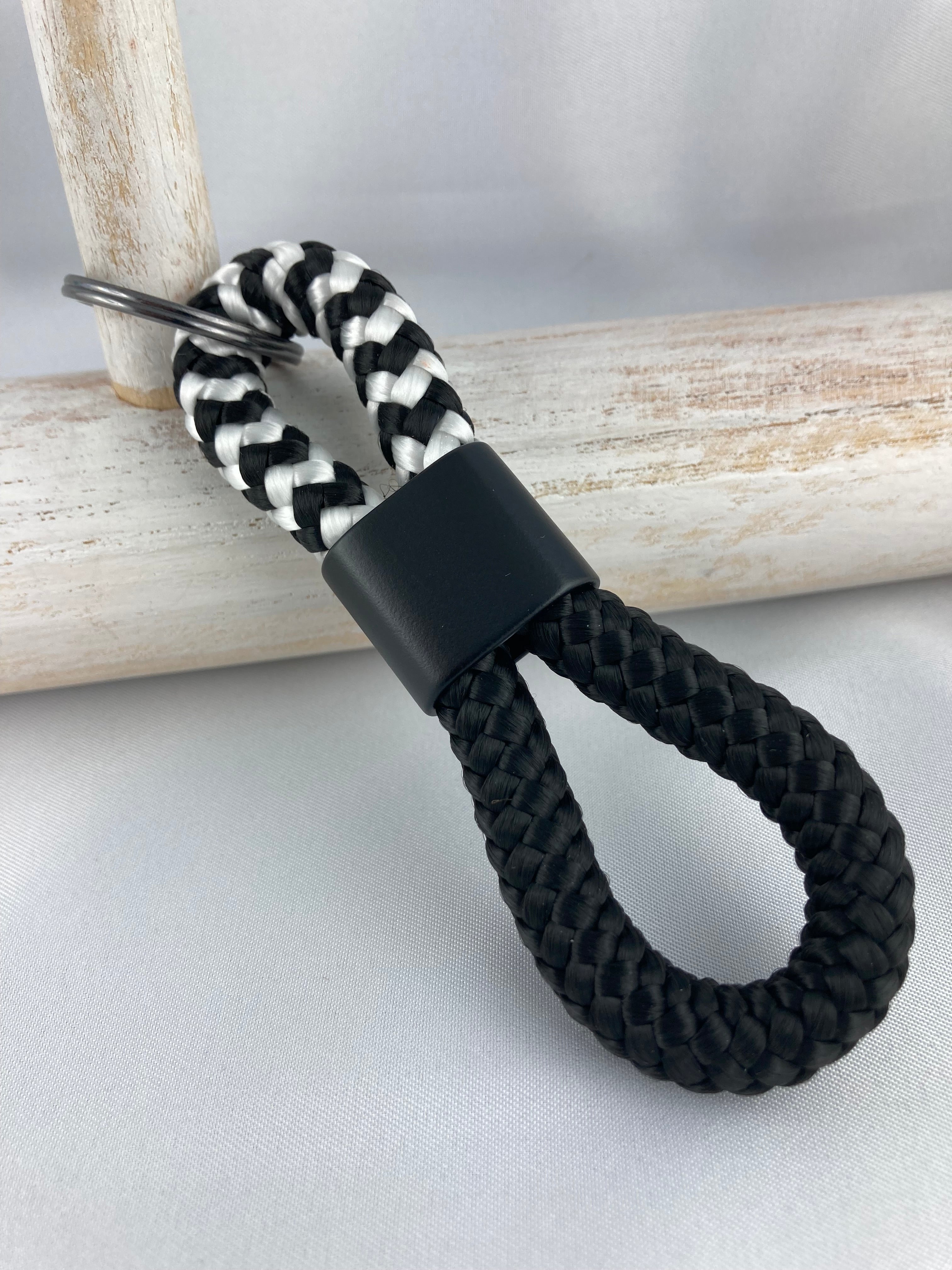 Set Schlüsselband und Schlüsselanhänger aus Segelseil mit schwarzem Zwischenstück matt, schwarz-weiß/ schwarz