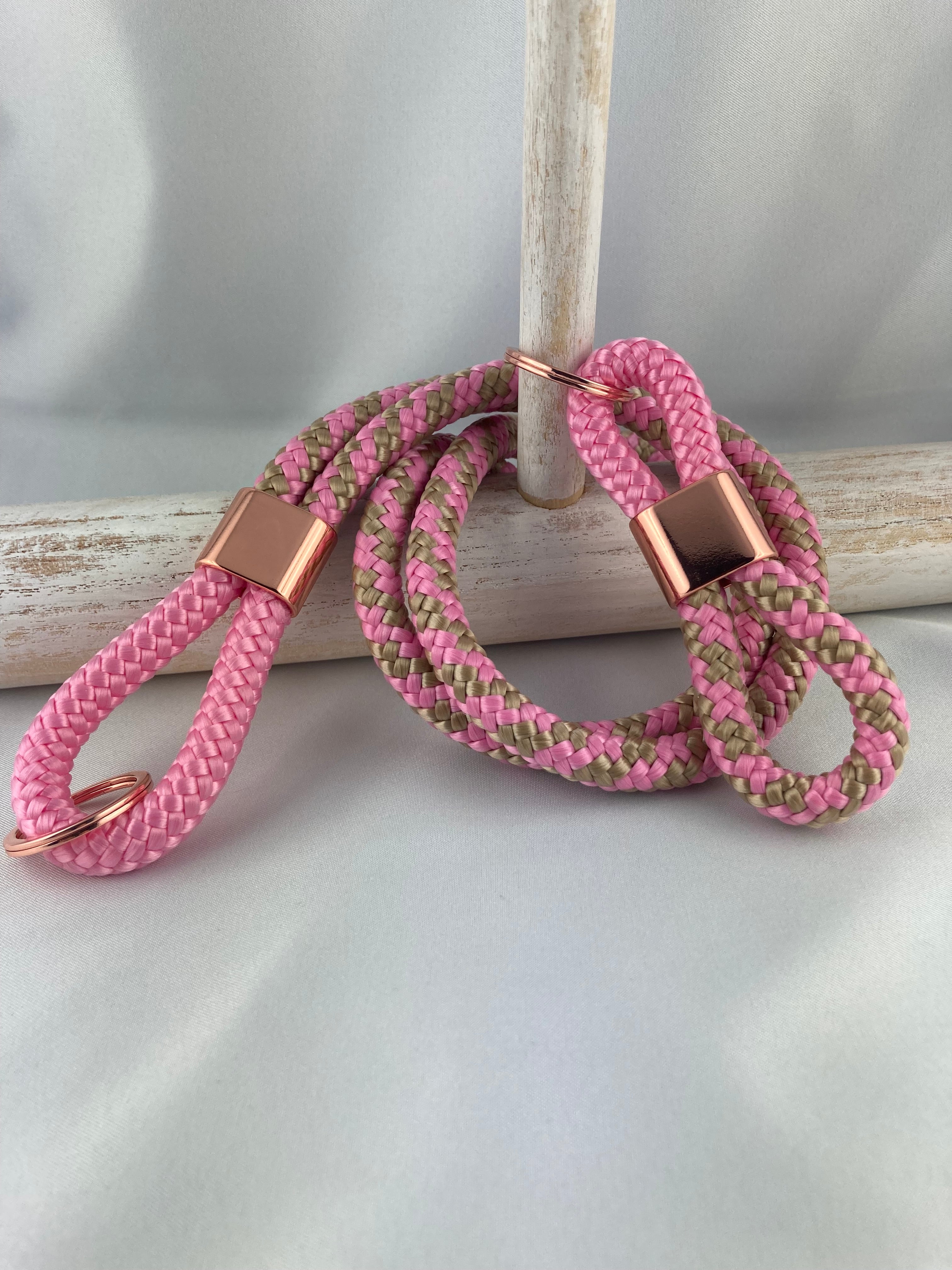 Set Schlüsselband und Schlüsselanhänger aus Segelseil mit Zwischenstück roségoldfarben, rosa/ rosa-beige