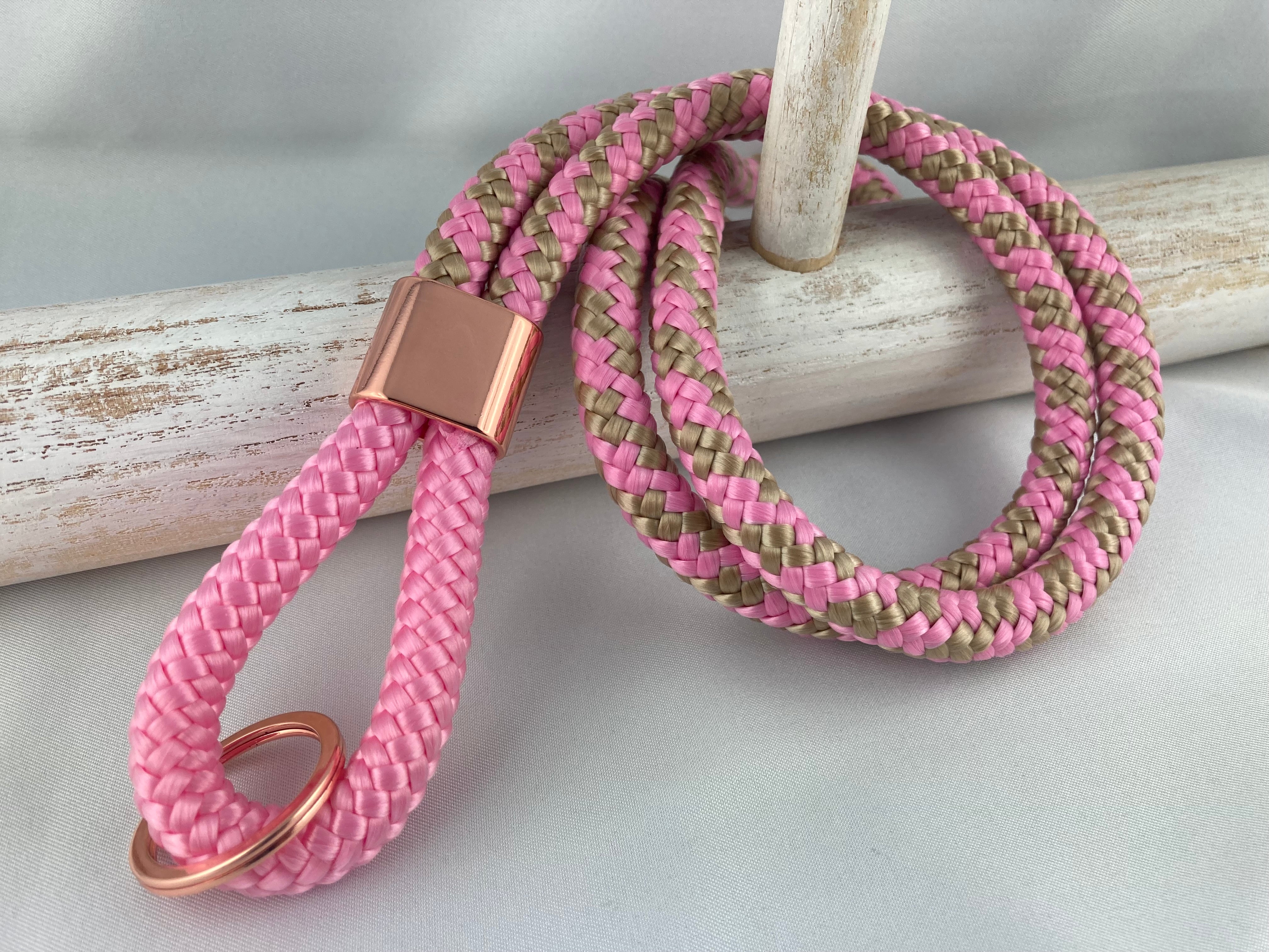 Set Schlüsselband und Schlüsselanhänger aus Segelseil mit Zwischenstück roségoldfarben, rosa/ rosa-beige
