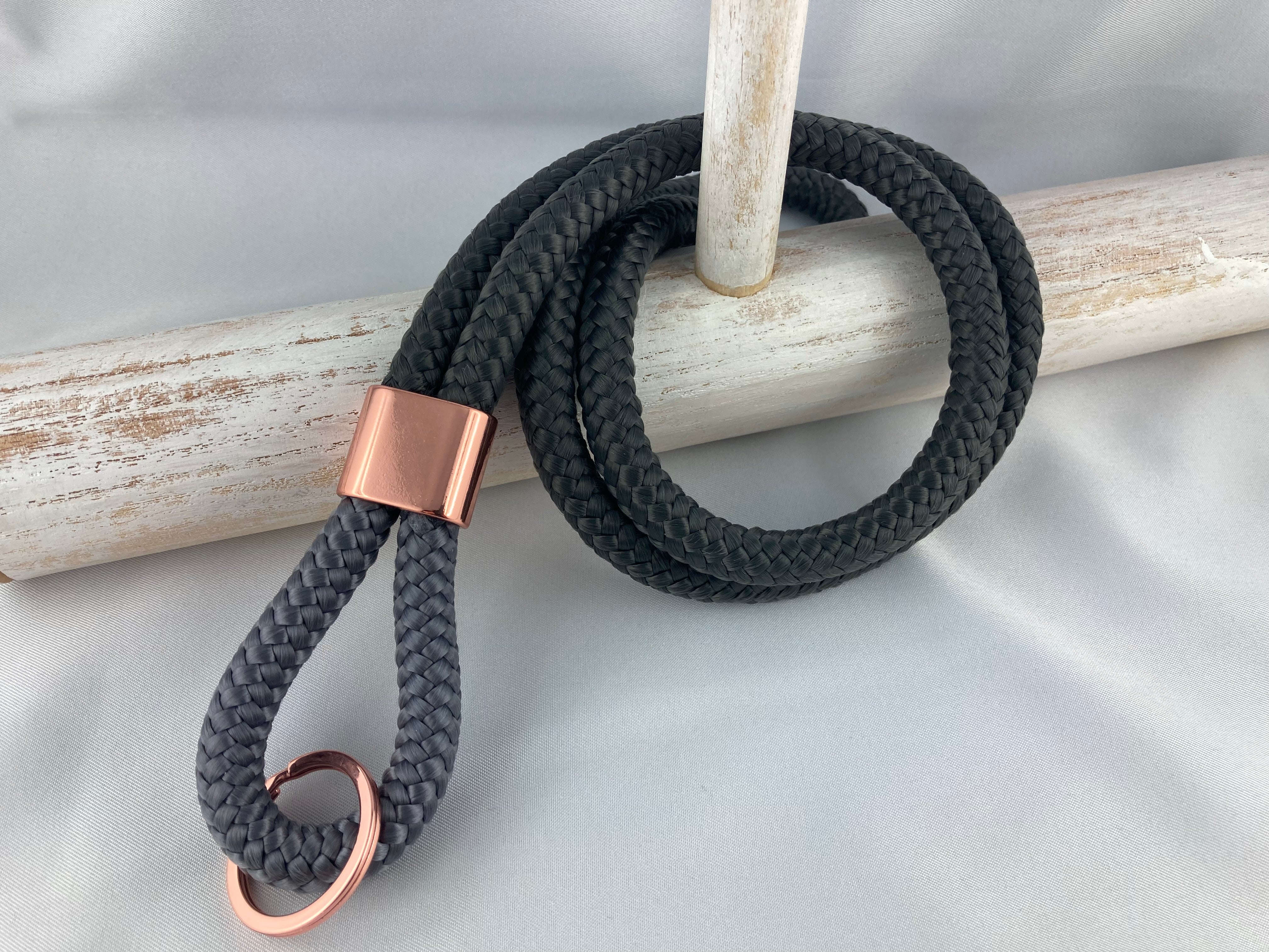 Set Schlüsselband und Schlüsselanhänger aus Segelseil mit Zwischenstück roségoldfarben, grau/ dunkelgrau