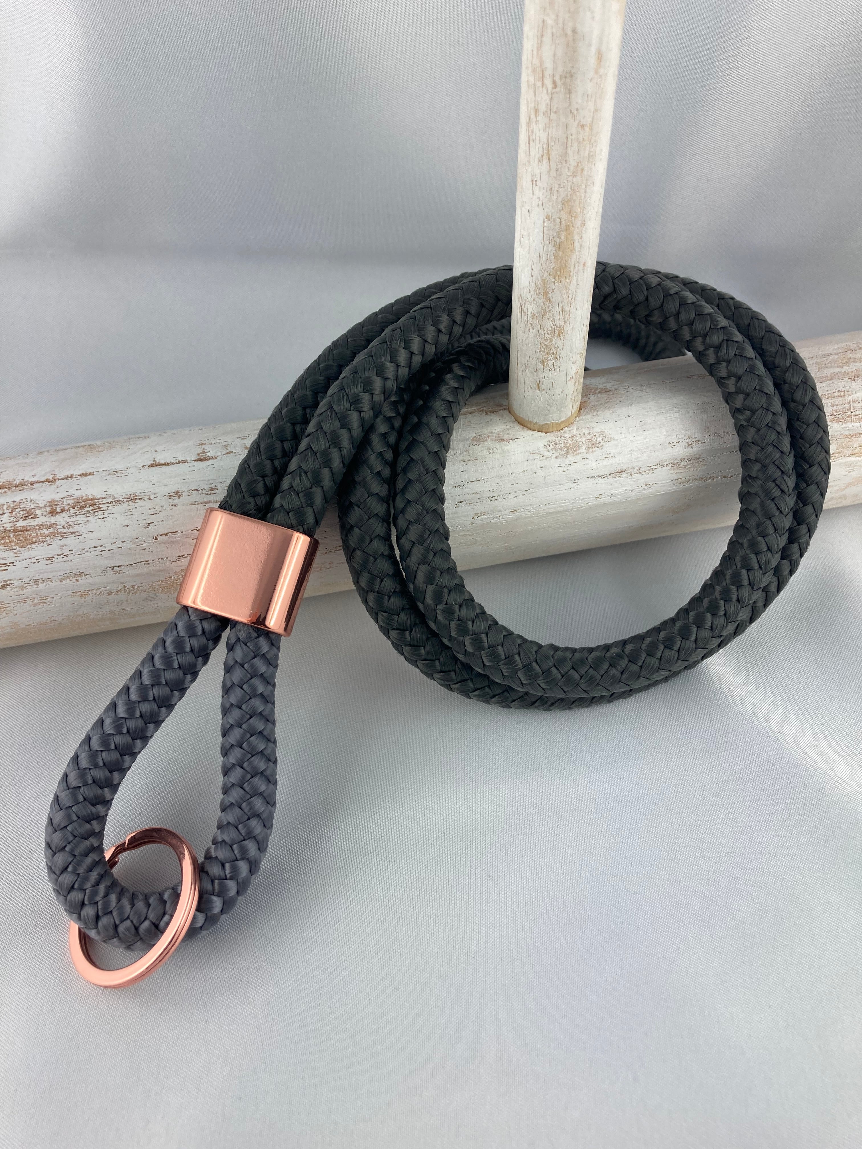 Set Schlüsselband und Schlüsselanhänger aus Segelseil mit Zwischenstück roségoldfarben, grau/ dunkelgrau