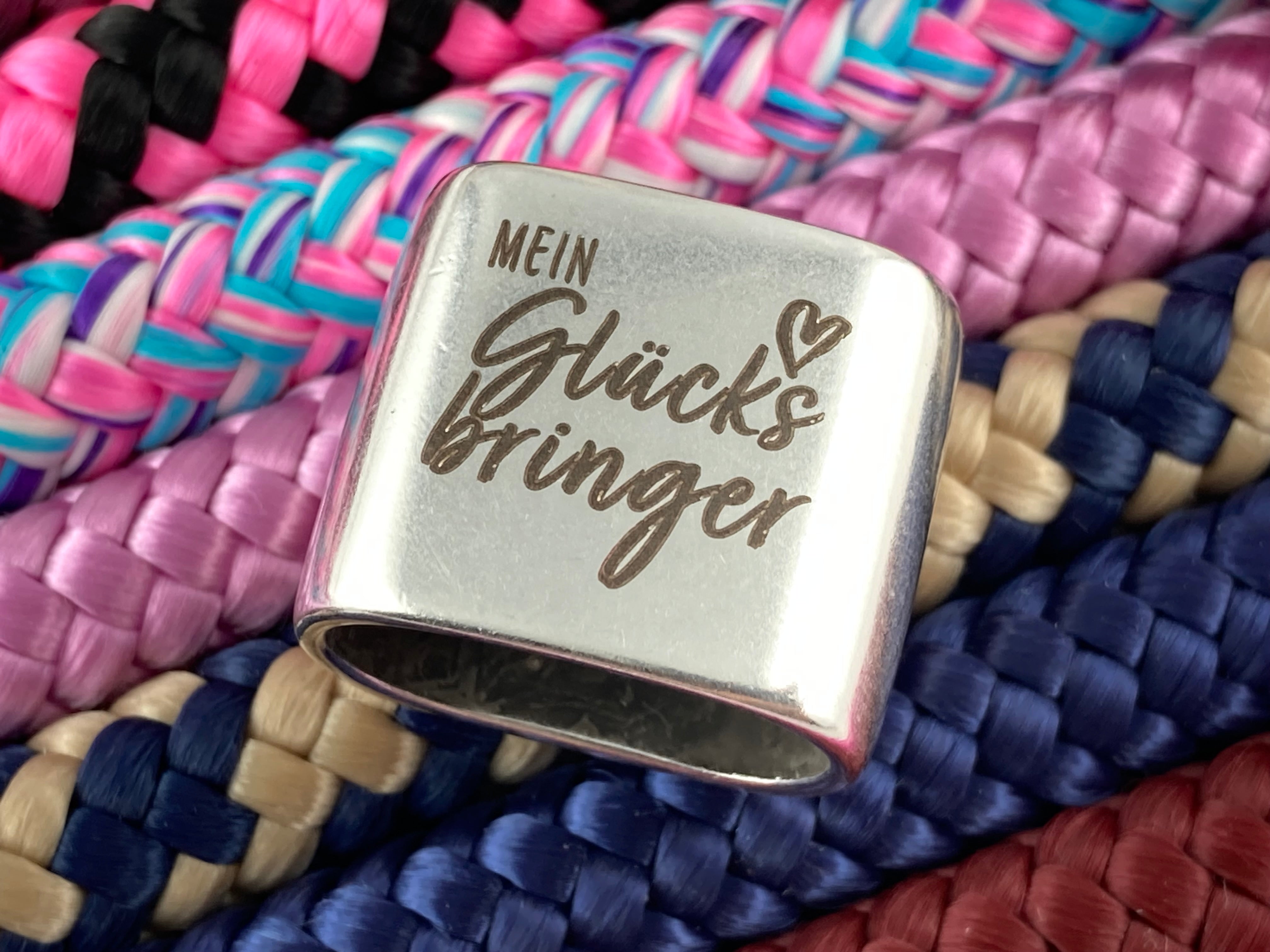 Schlüsselanhänger aus Segelseil mit versilbertem Zwischenstück mit Gravur "Mein Glücksbringer" in Wunschfarbe