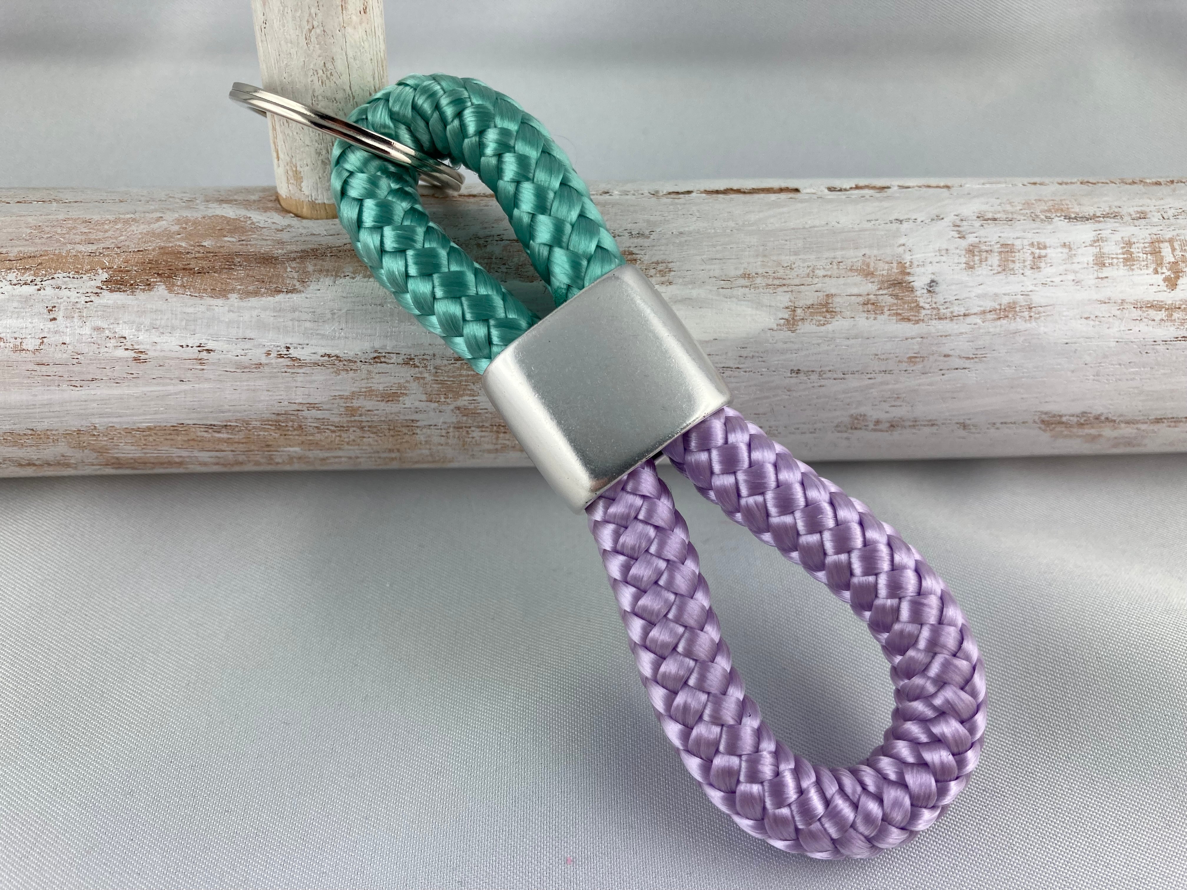 Schlüsselanhänger aus Segelseil mit versilbertem Zwischenstück mit Gravur "Blume des Lebens" in Wunschfarbe