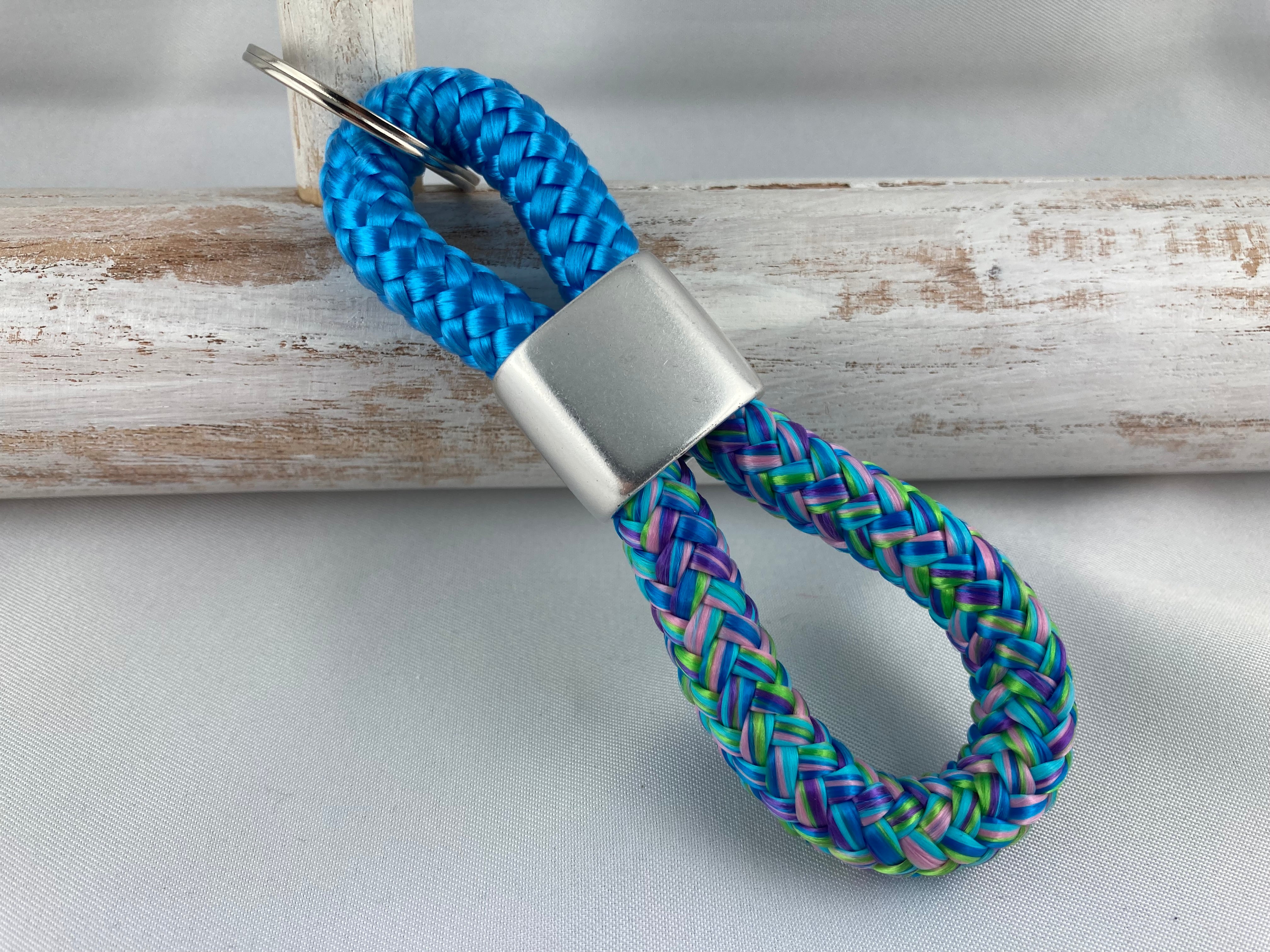Schlüsselanhänger aus Segelseil mit versilbertem Zwischenstück mit Gravur "Blume des Lebens" in Wunschfarbe