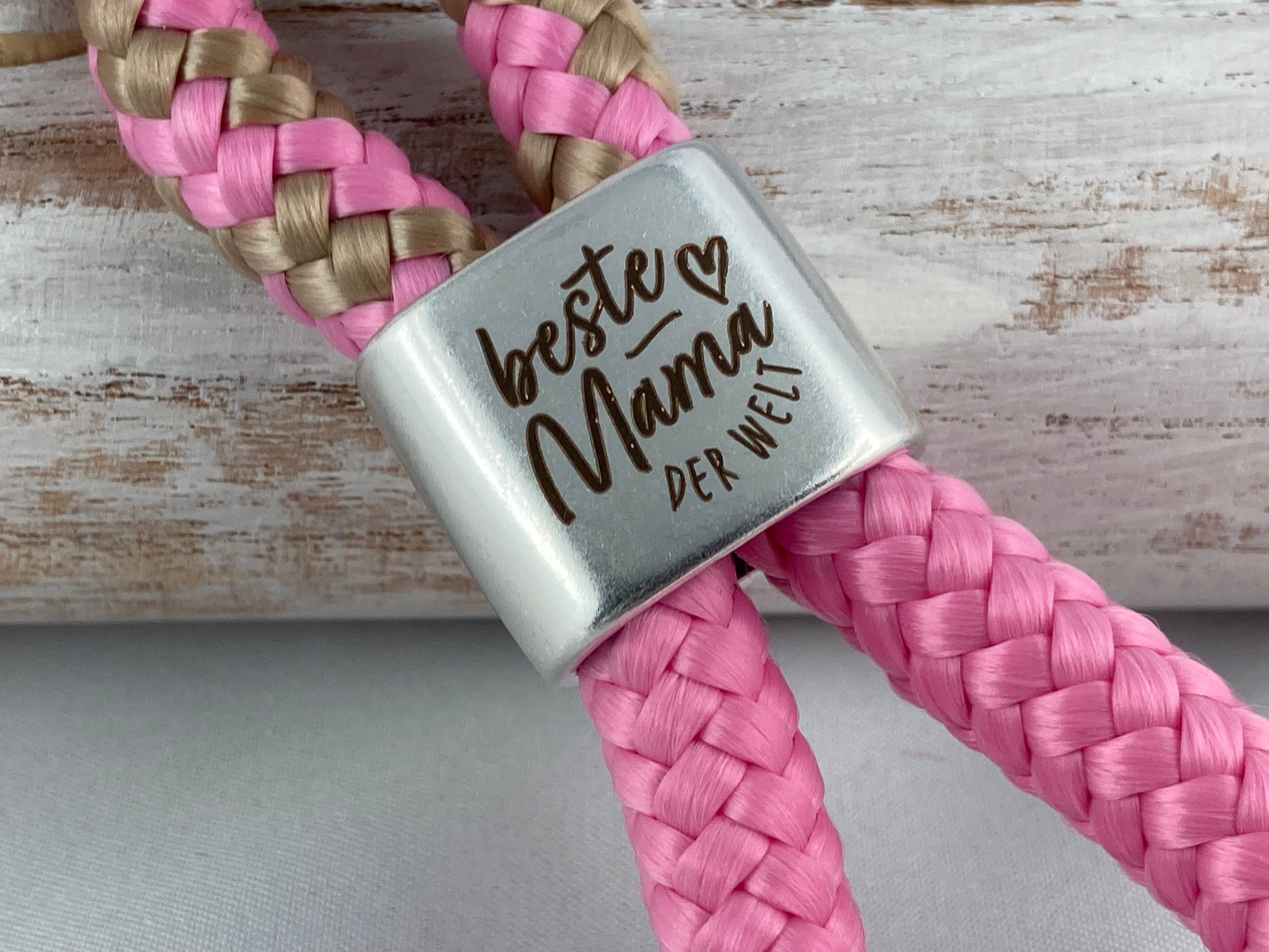 Schlüsselanhänger aus Segelseil mit versilbertem Zwischenstück mit Gravur "Beste Mama der Welt", rosa-beige/ rosa