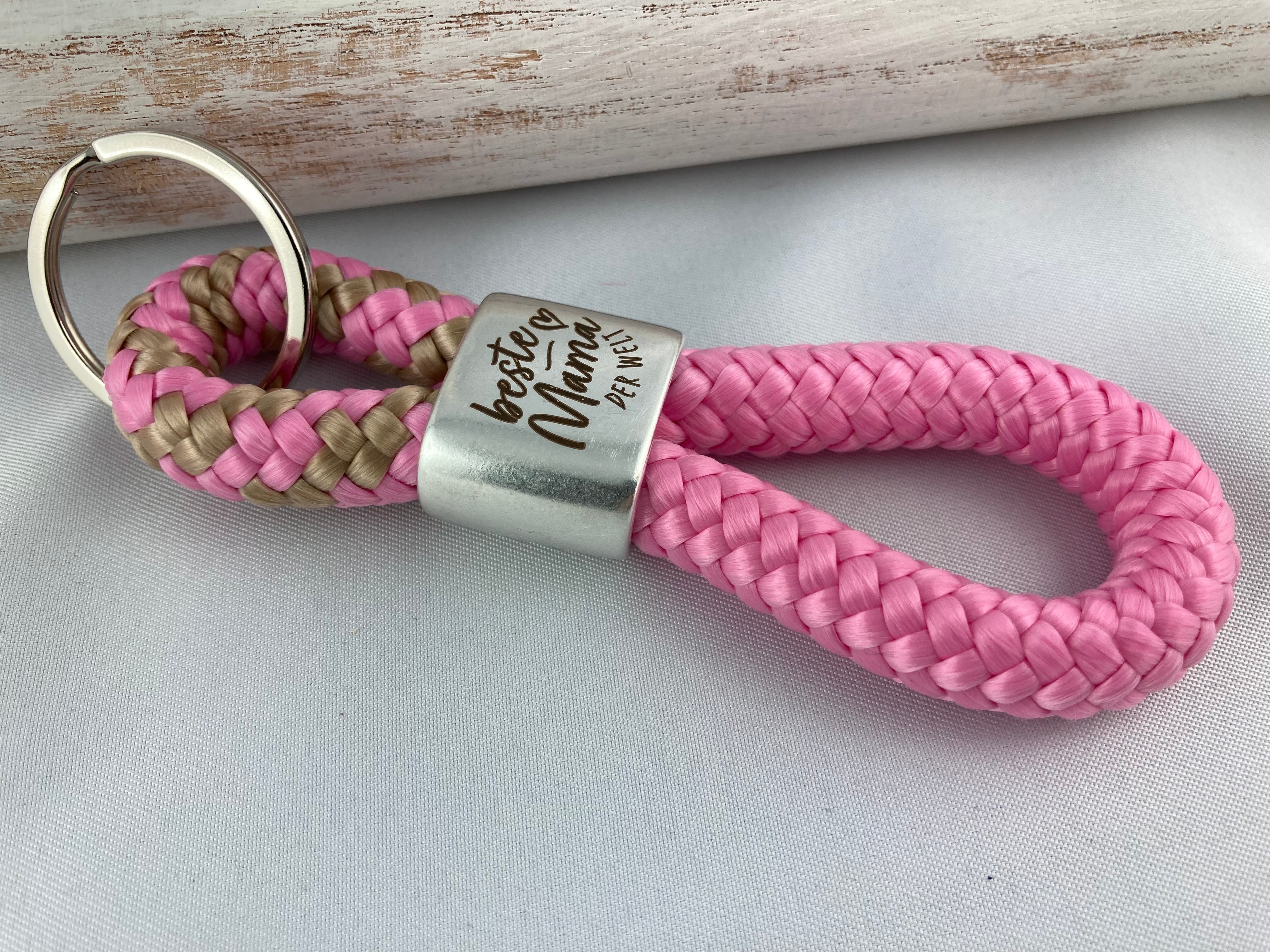 Schlüsselanhänger aus Segelseil mit versilbertem Zwischenstück mit Gravur "Beste Mama der Welt", rosa-beige/ rosa