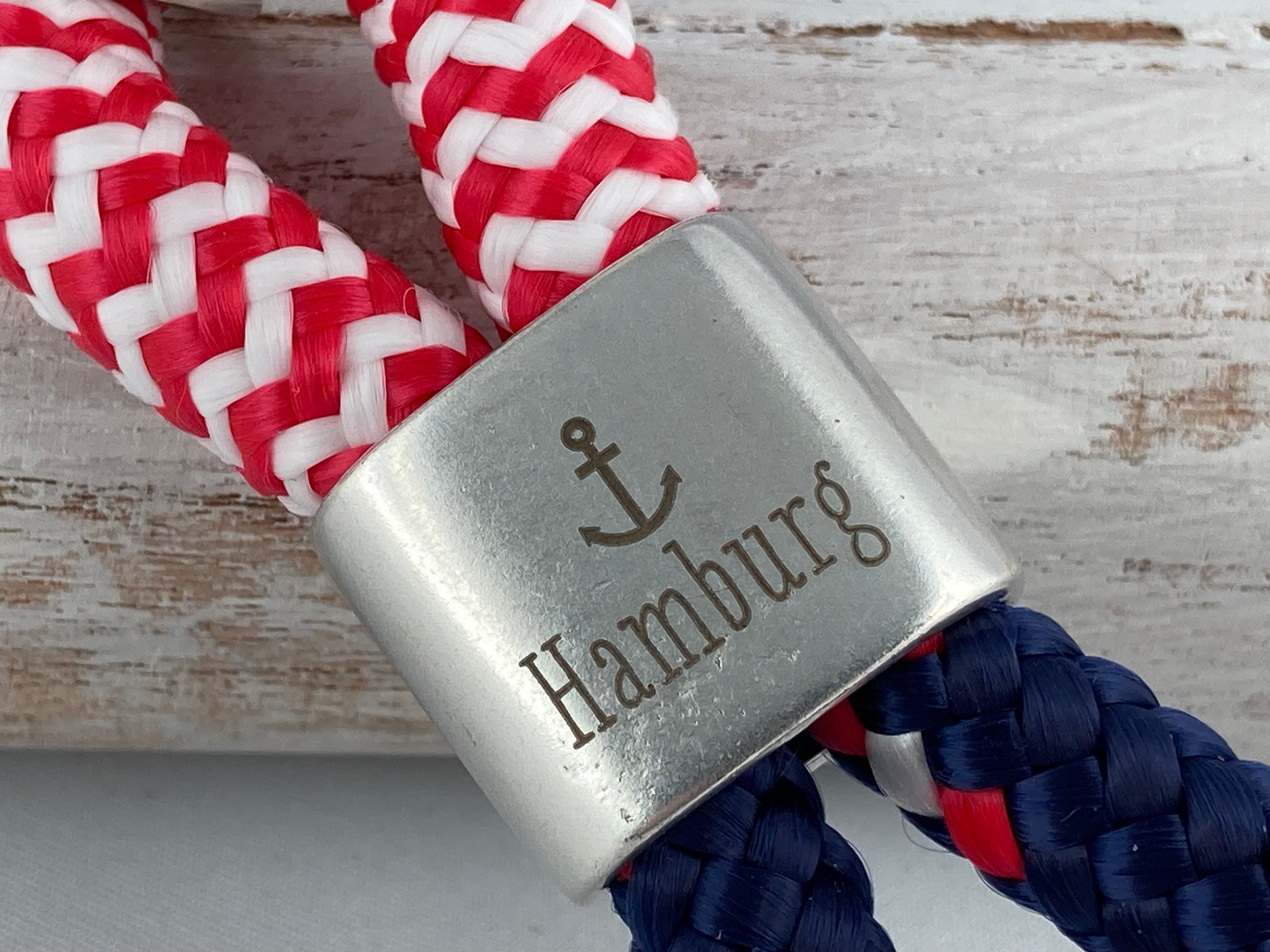 Schlüsselanhänger aus Segelseil mit versilbertem Zwischenstück mit Gravur "Hamburg" rot-weiß/ dunkelblau-rot-weiß