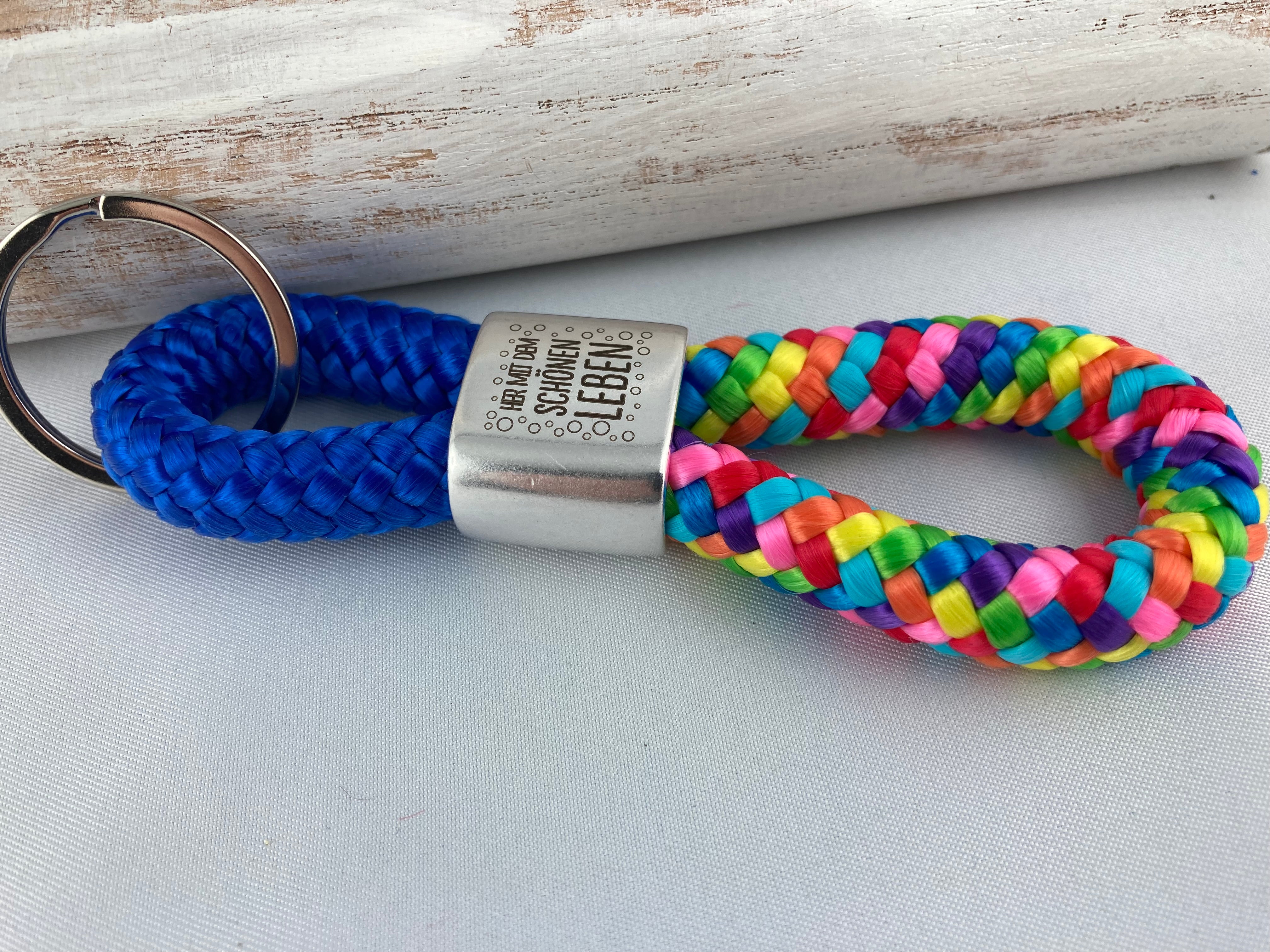 Schlüsselanhänger aus Segelseil mit versilbertem Zwischenstück mit Gravur "Her mit dem schönen Leben", blau/ regenbogen-mix
