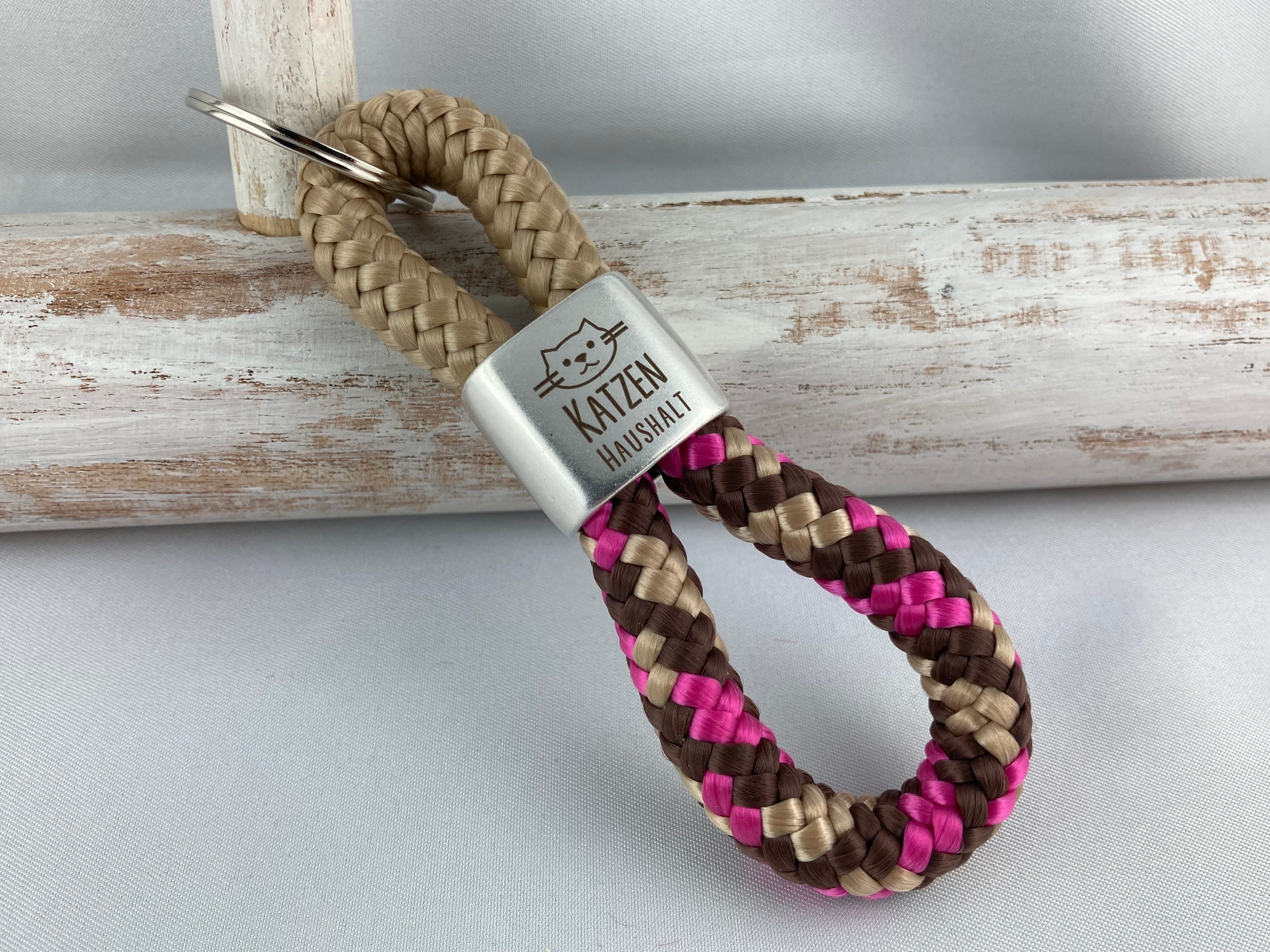 Schlüsselanhänger aus Segelseil mit versilbertem Zwischenstück mit Gravur "Katzenhaushalt" beige/ braun-pink-mix