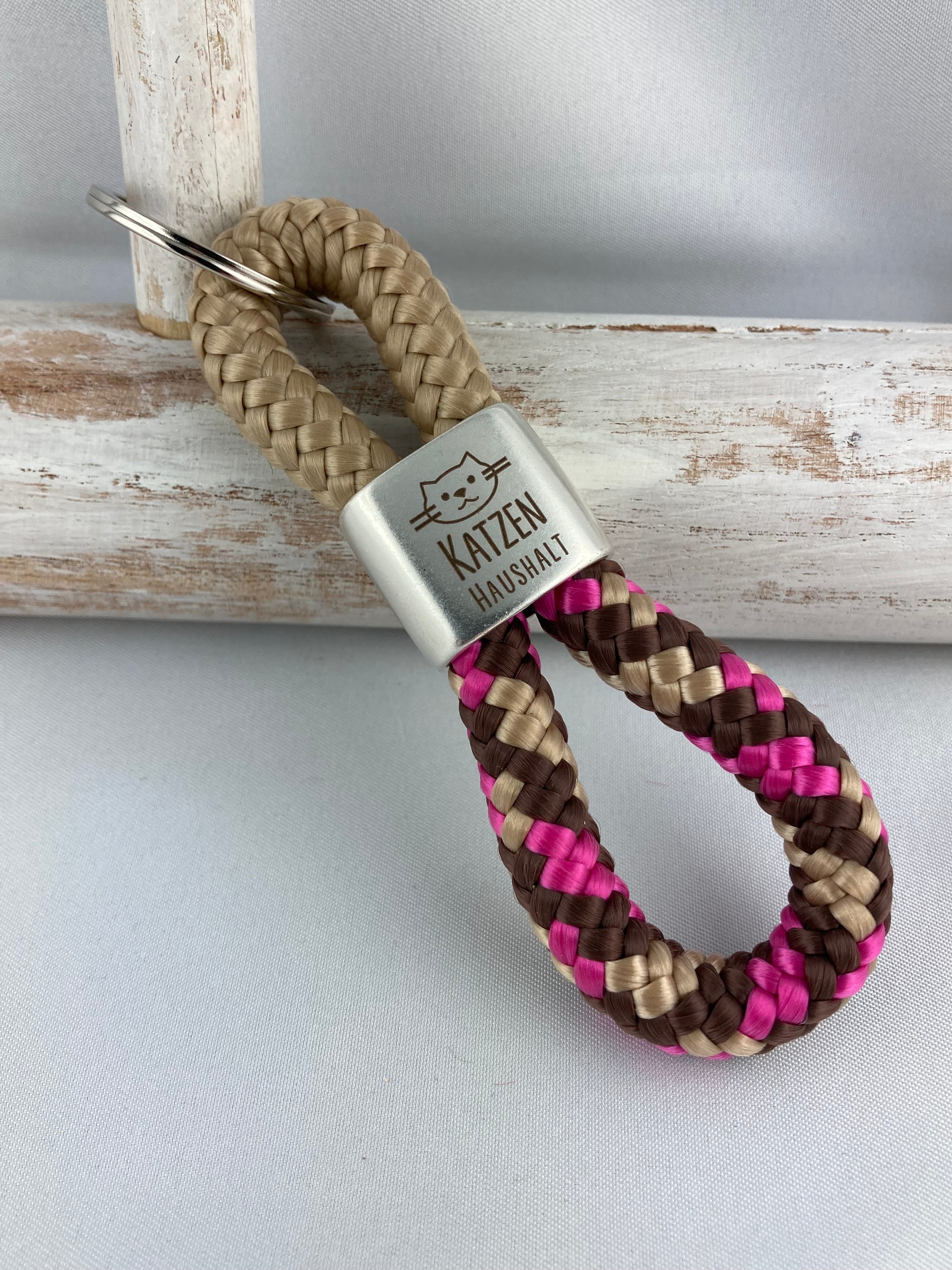Schlüsselanhänger aus Segelseil mit versilbertem Zwischenstück mit Gravur "Katzenhaushalt" beige/ braun-pink-mix