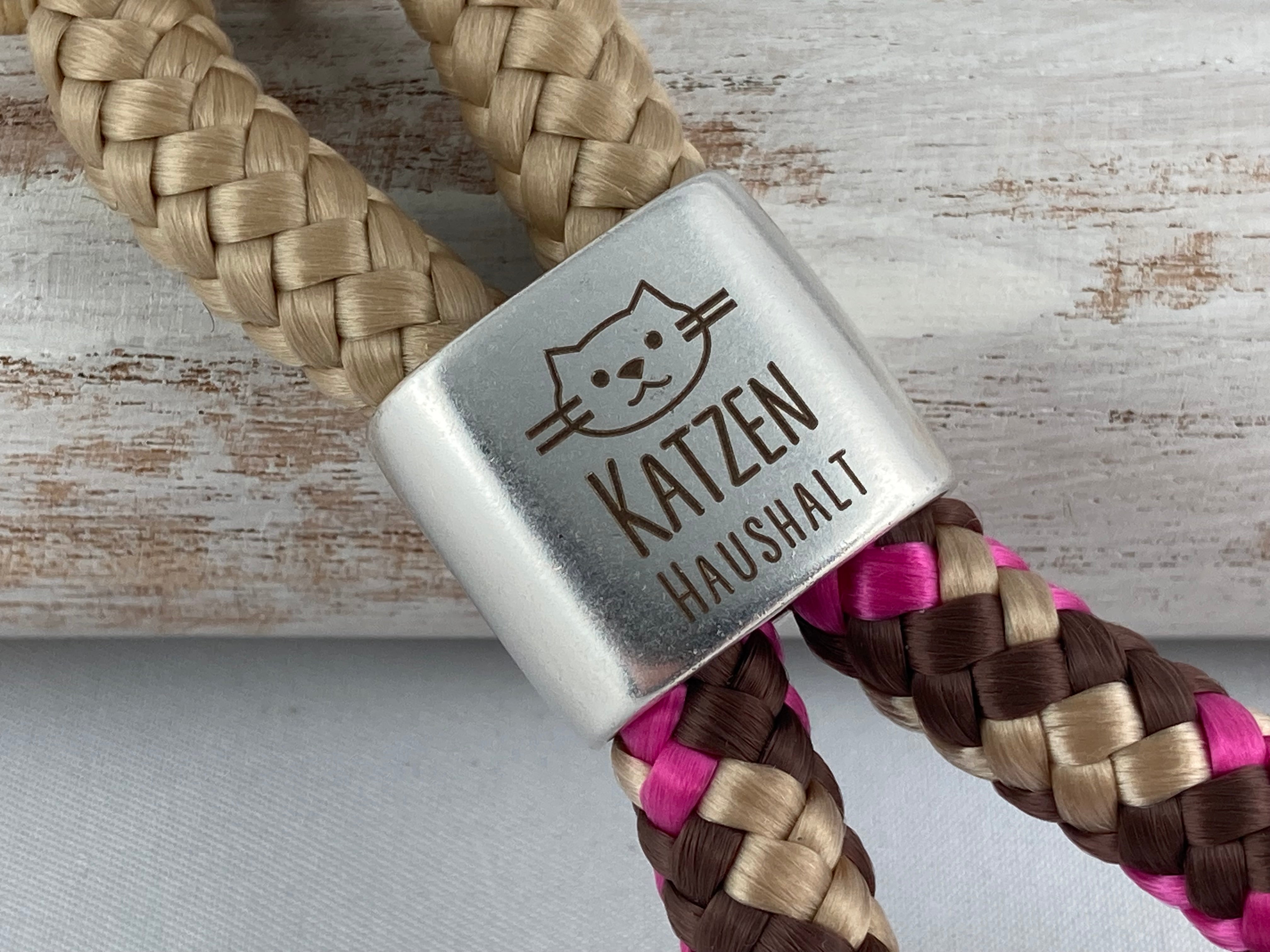 Schlüsselanhänger aus Segelseil mit versilbertem Zwischenstück mit Gravur "Katzenhaushalt" beige/ braun-pink-mix