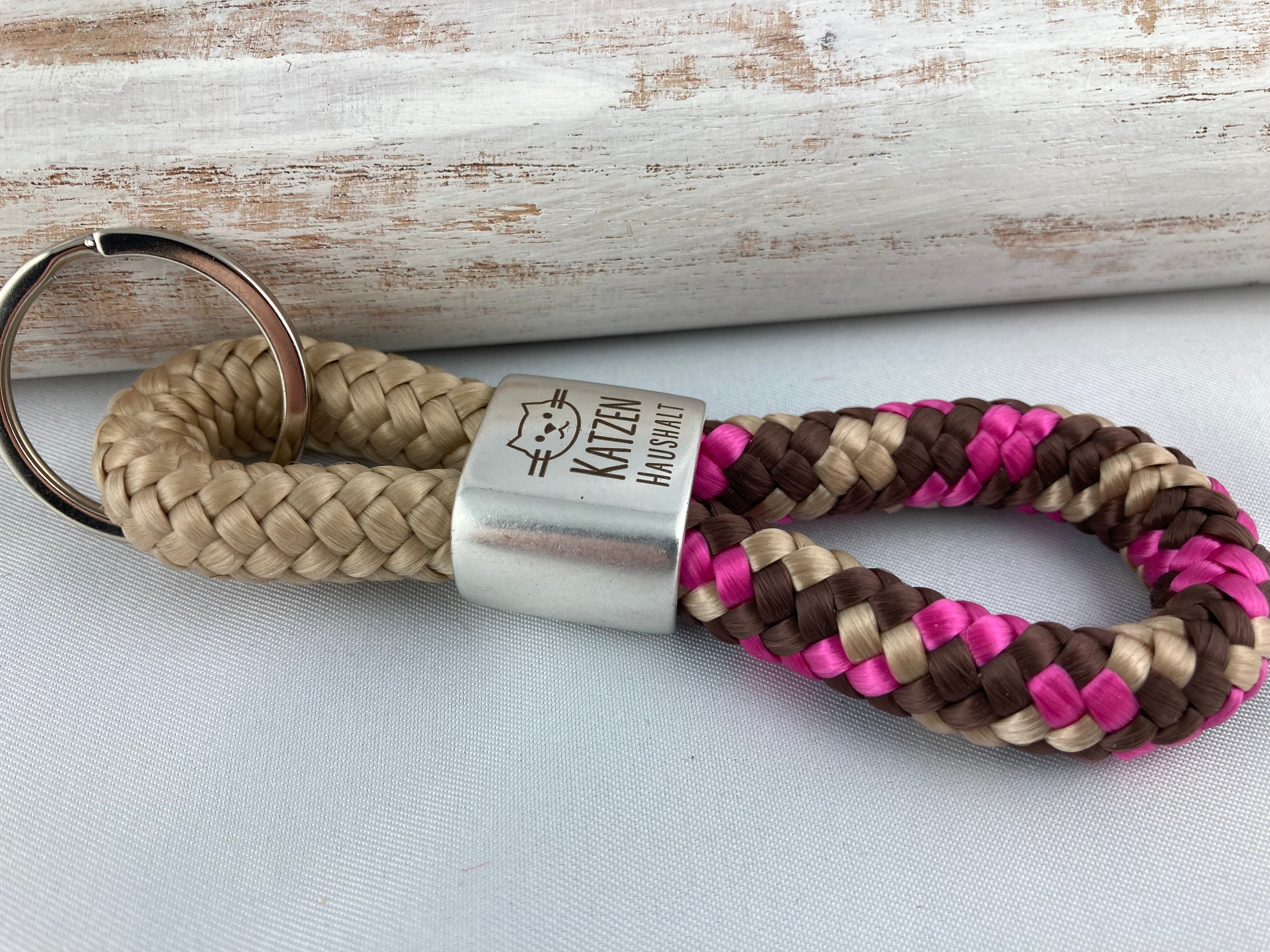 Schlüsselanhänger aus Segelseil mit versilbertem Zwischenstück mit Gravur "Katzenhaushalt" beige/ braun-pink-mix