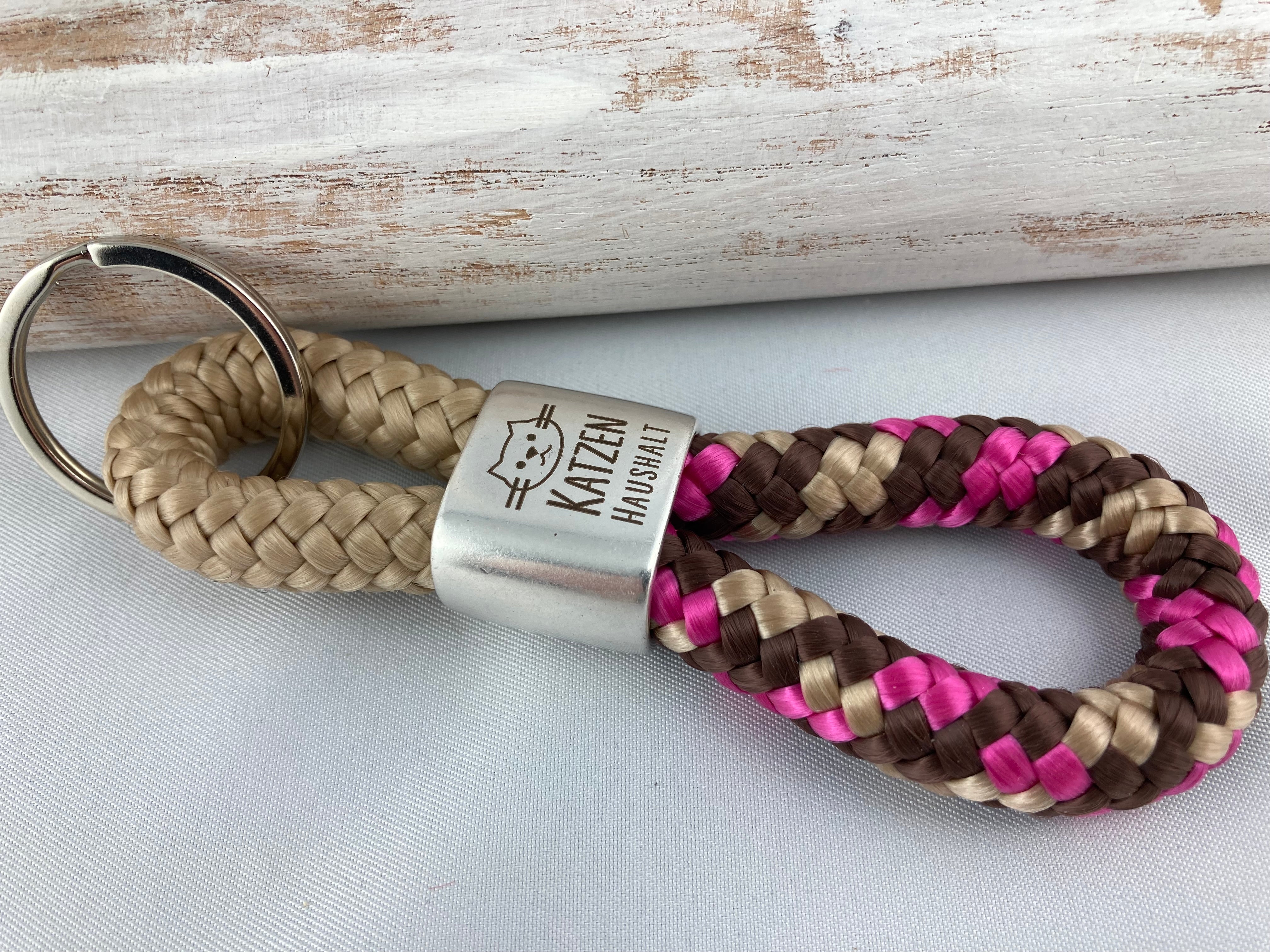 Schlüsselanhänger aus Segelseil mit versilbertem Zwischenstück mit Gravur "Katzenhaushalt" beige/ braun-pink-mix