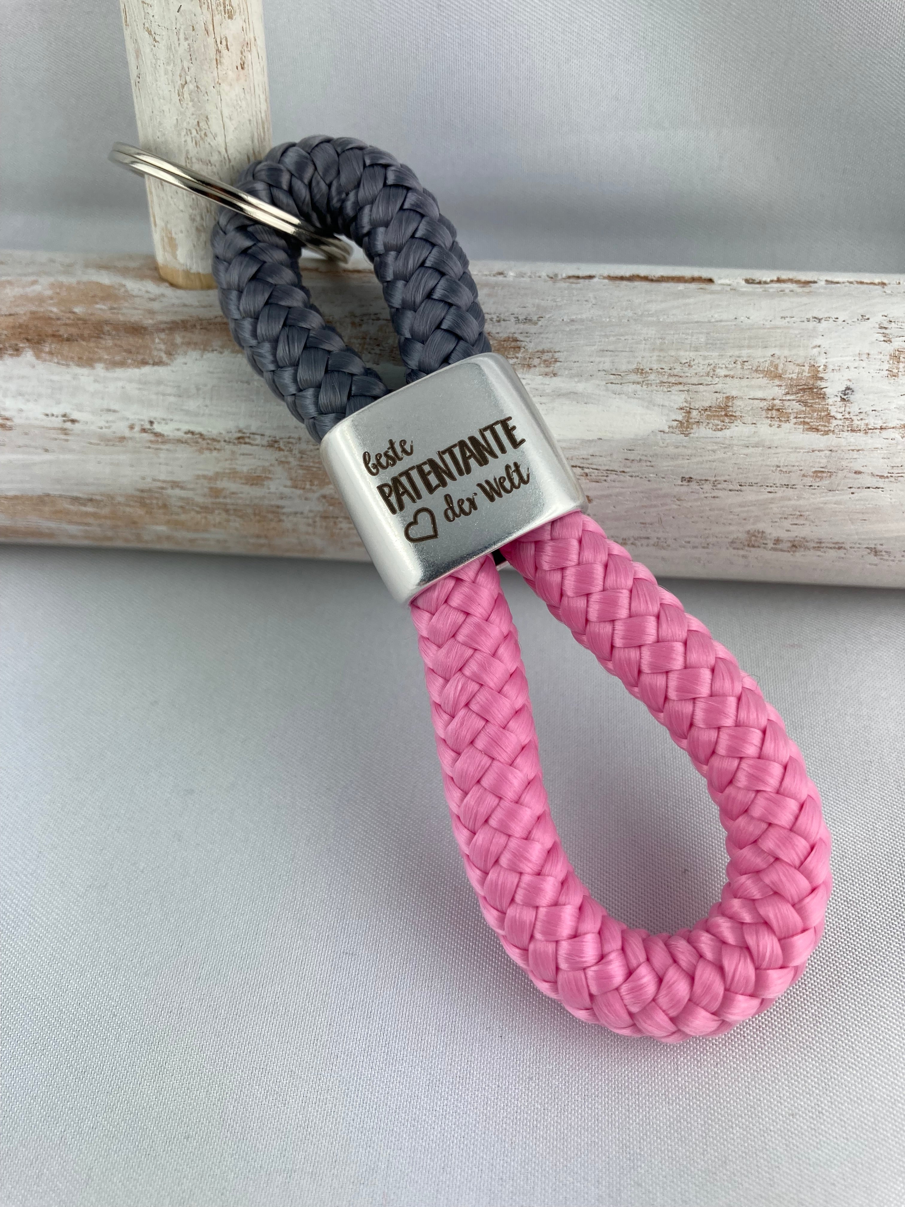 Schlüsselanhänger aus Segelseil mit versilbertem Zwischenstück mit Gravur "Beste Patentante der Welt" grau/ rosa