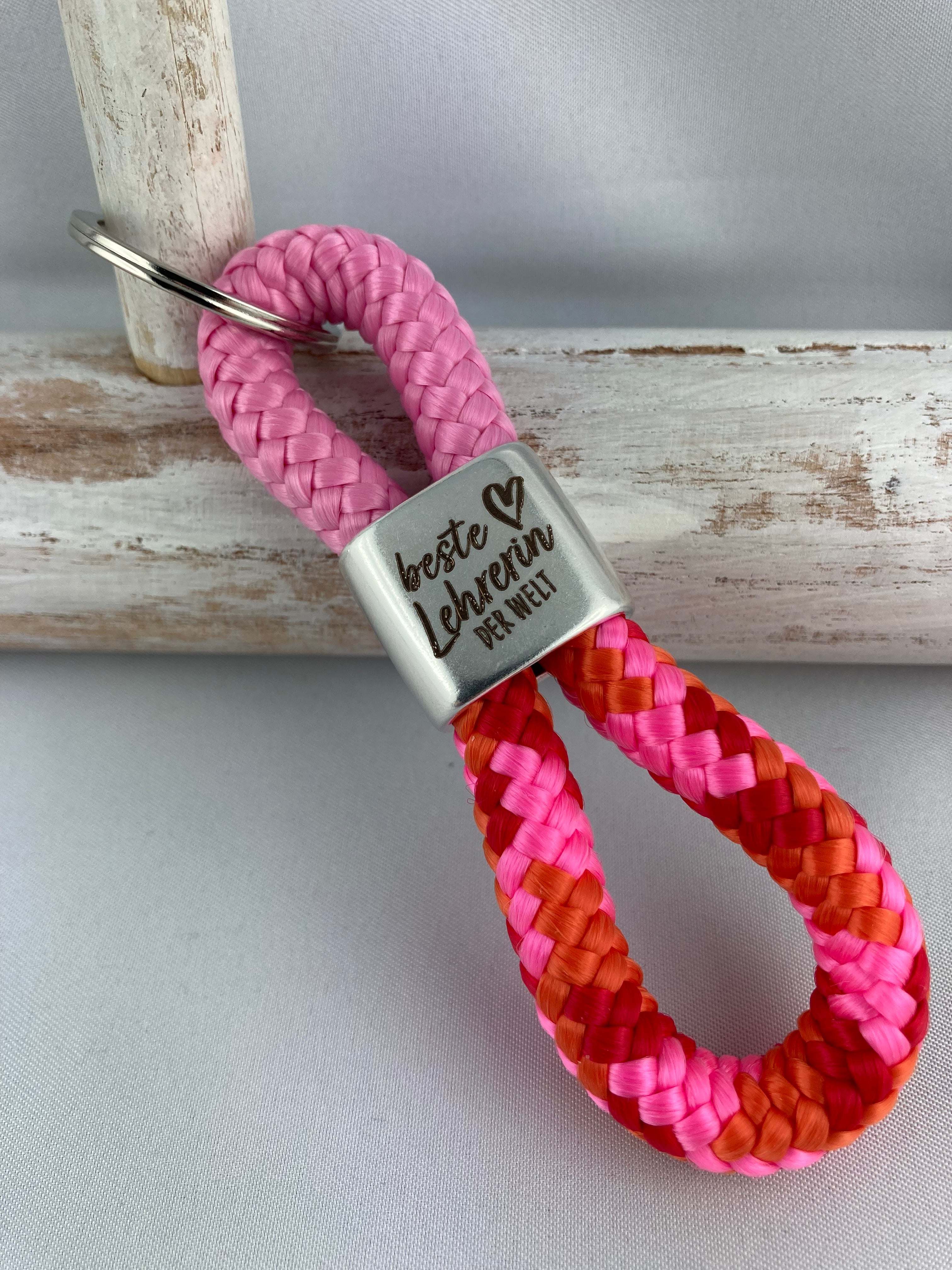 Schlüsselanhänger aus Segelseil mit versilbertem Zwischenstück mit Gravur "Beste Lehrerin der Welt" rosa/ orange-rosa-rot-mix