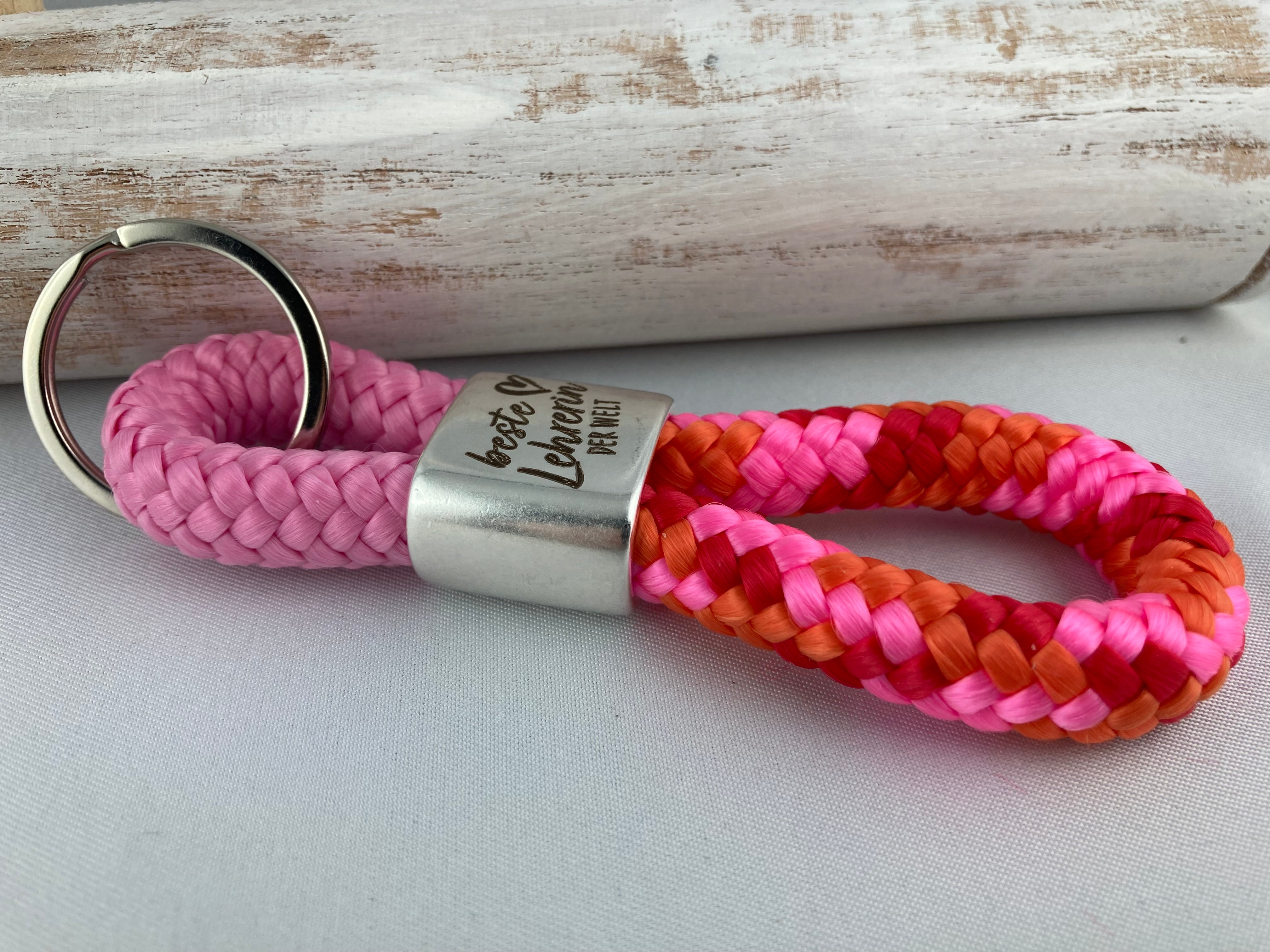 Schlüsselanhänger aus Segelseil mit versilbertem Zwischenstück mit Gravur "Beste Lehrerin der Welt" rosa/ orange-rosa-rot-mix