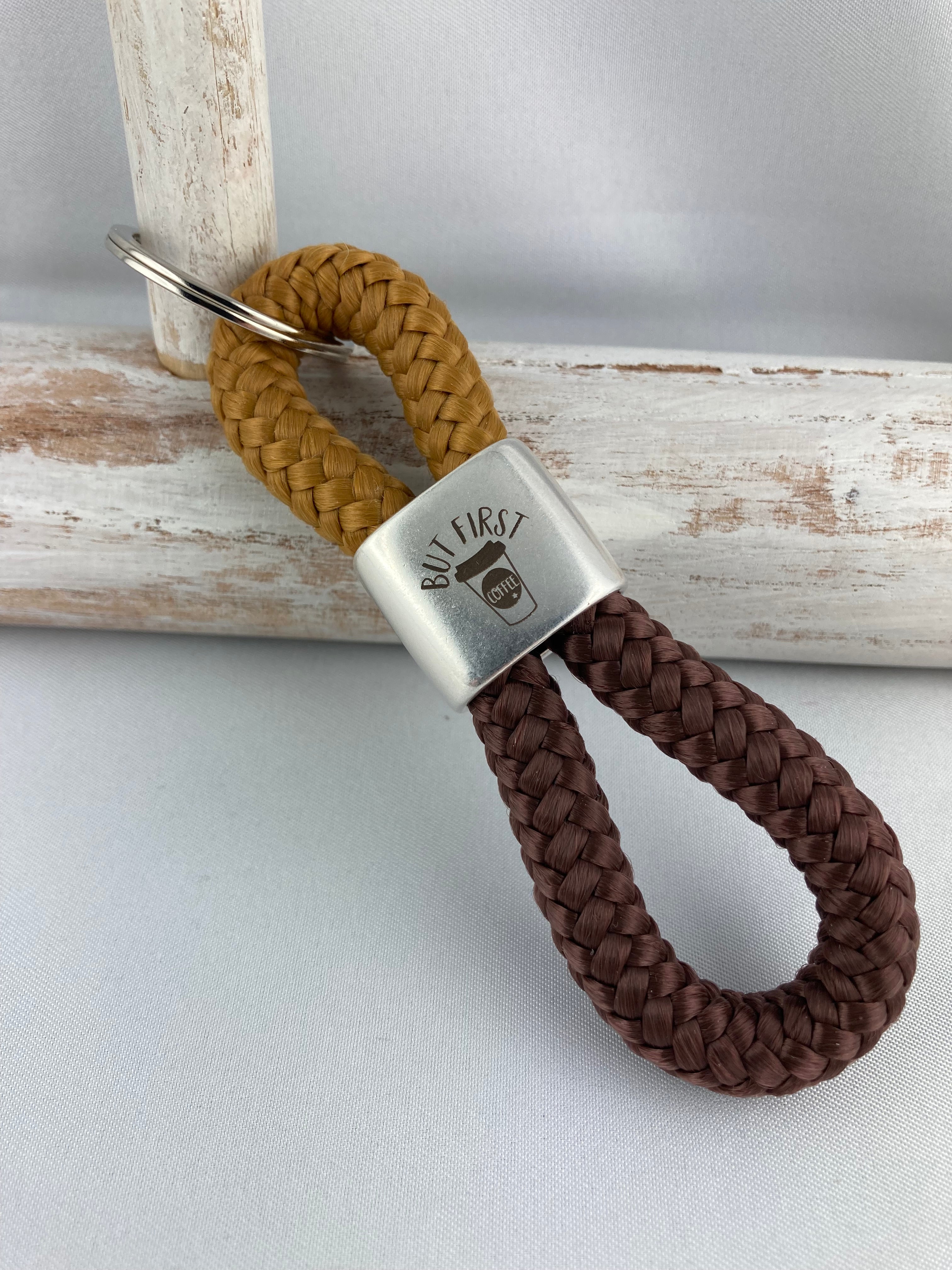 Schlüsselanhänger aus Segelseil mit versilbertem Zwischenstück mit Gravur "But first coffee", karamell/ braun