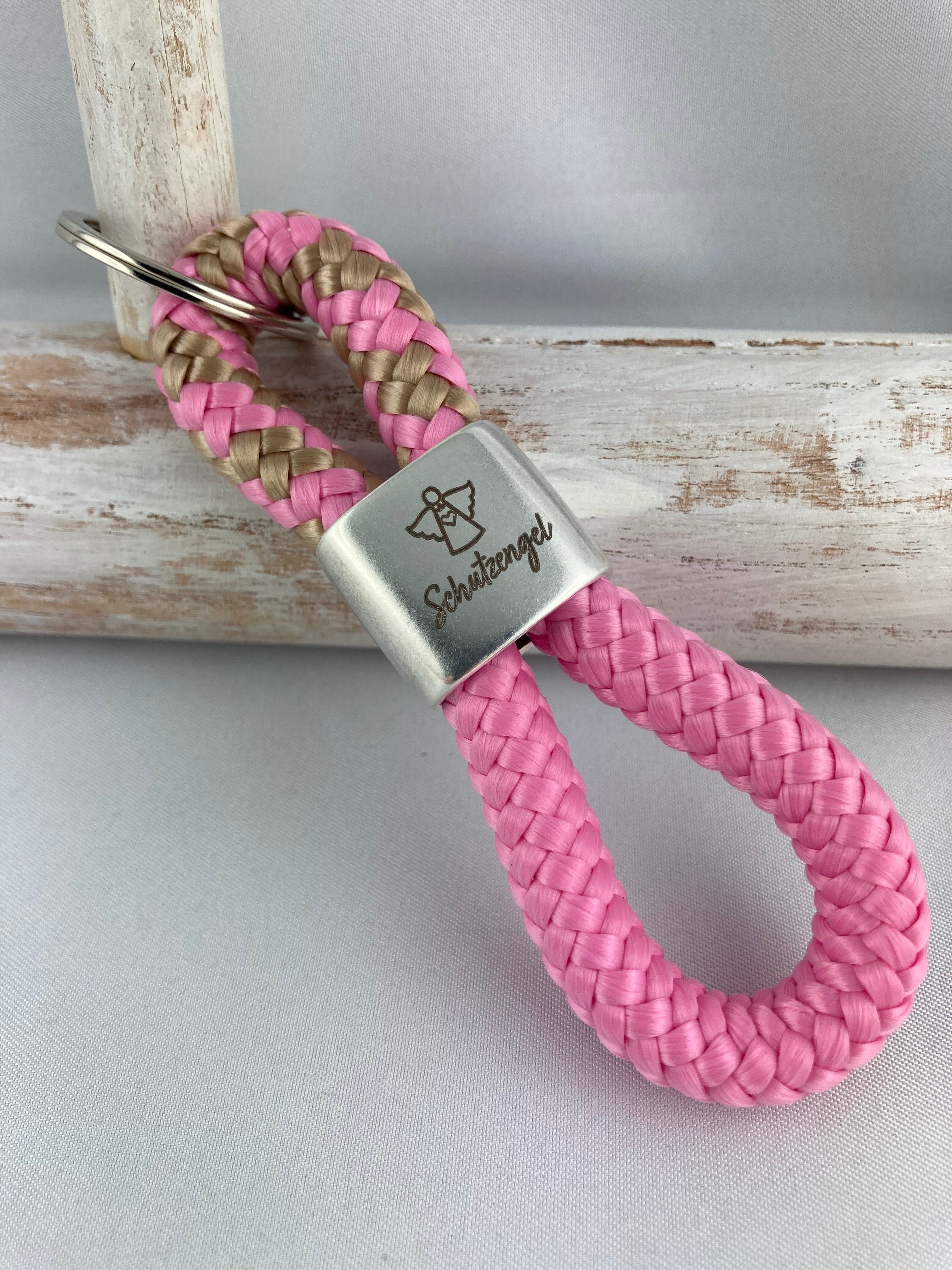 Schlüsselanhänger aus Segelseil mit versilbertem Zwischenstück mit Gravur "Schutzengel", rosa-beige/ rosa
