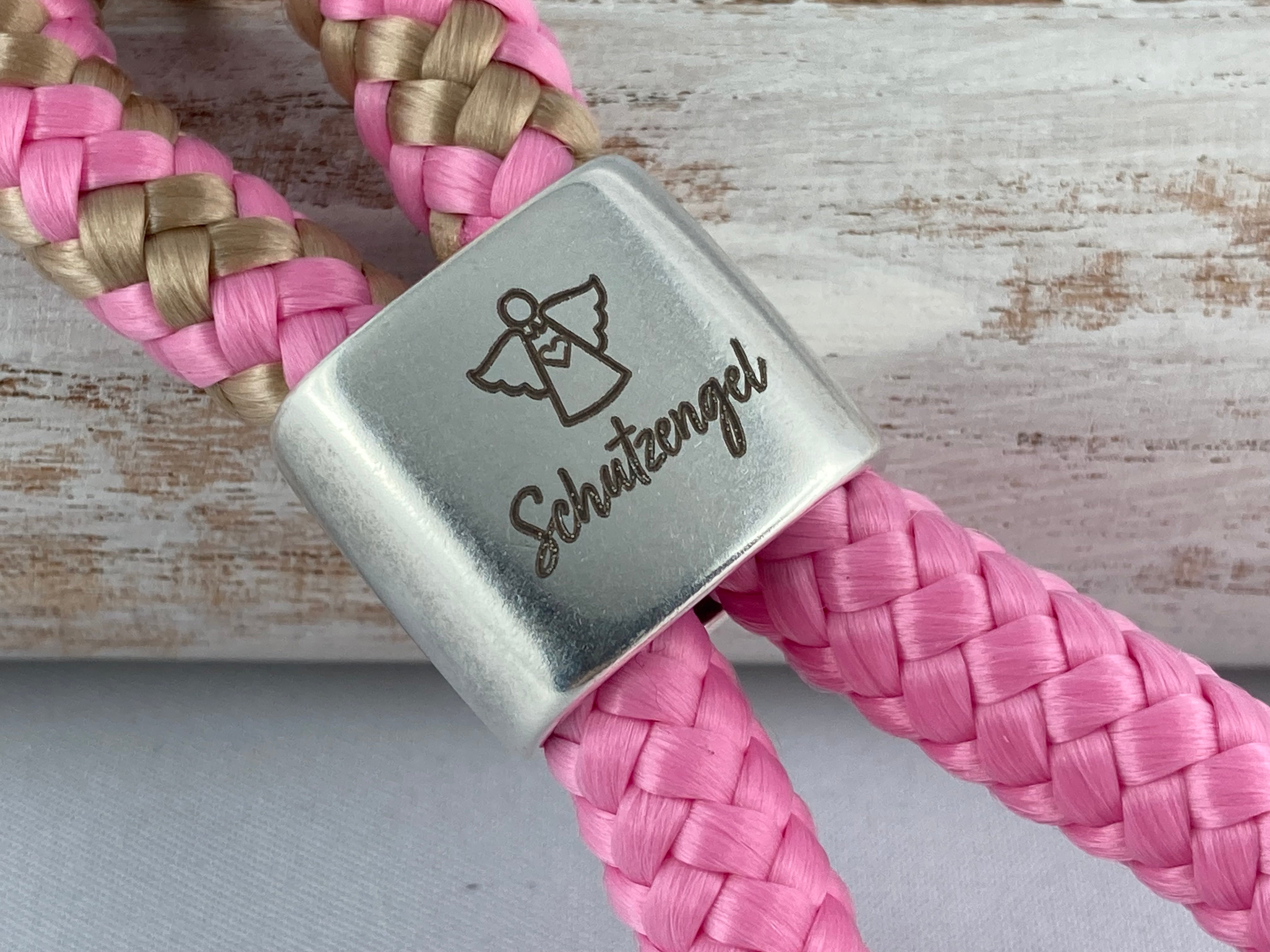 Schlüsselanhänger aus Segelseil mit versilbertem Zwischenstück mit Gravur "Schutzengel", rosa-beige/ rosa