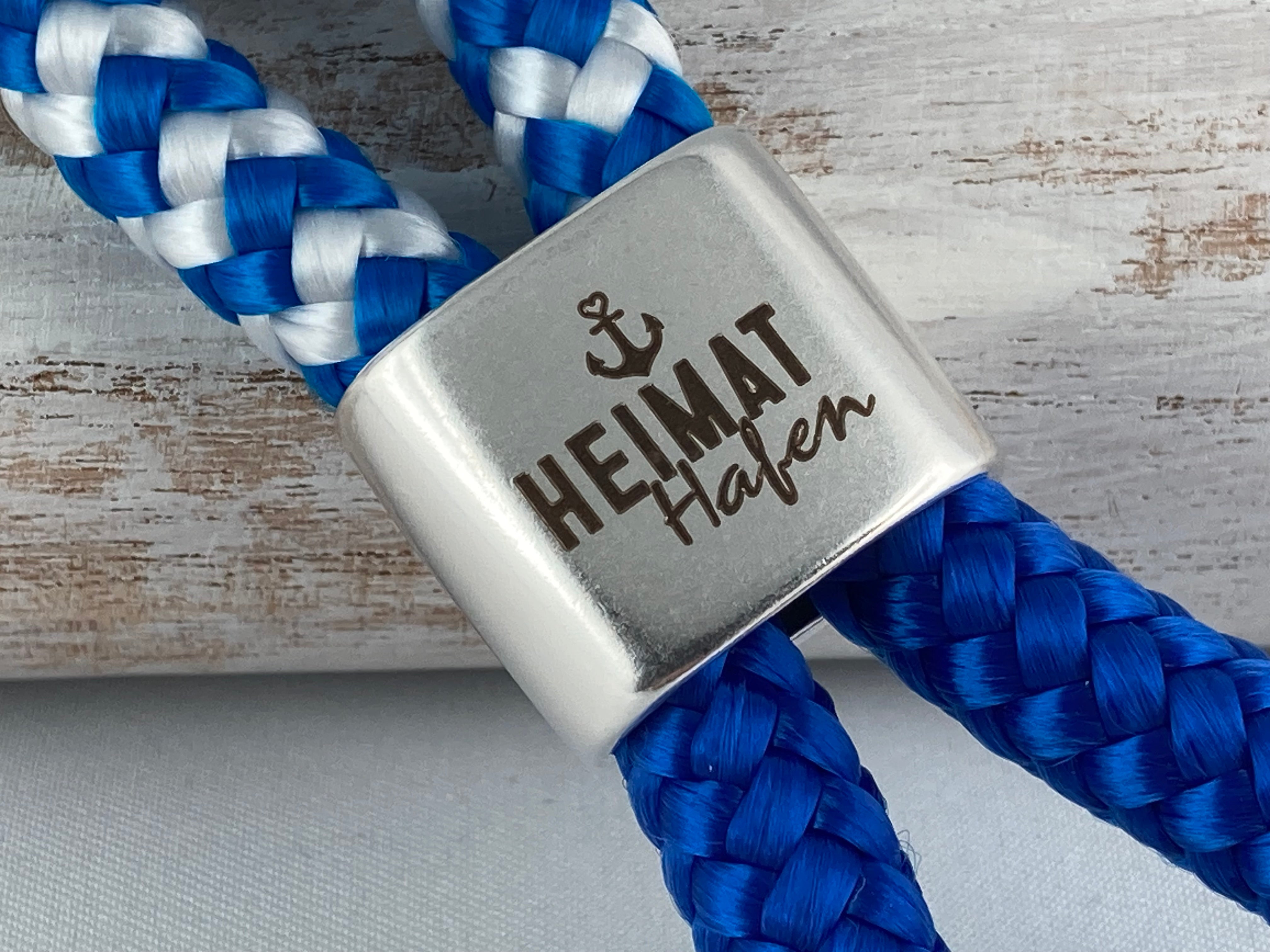 Schlüsselanhänger aus Segelseil mit Gravur "Heimathafen" - maritim, blau-weiß/ blau