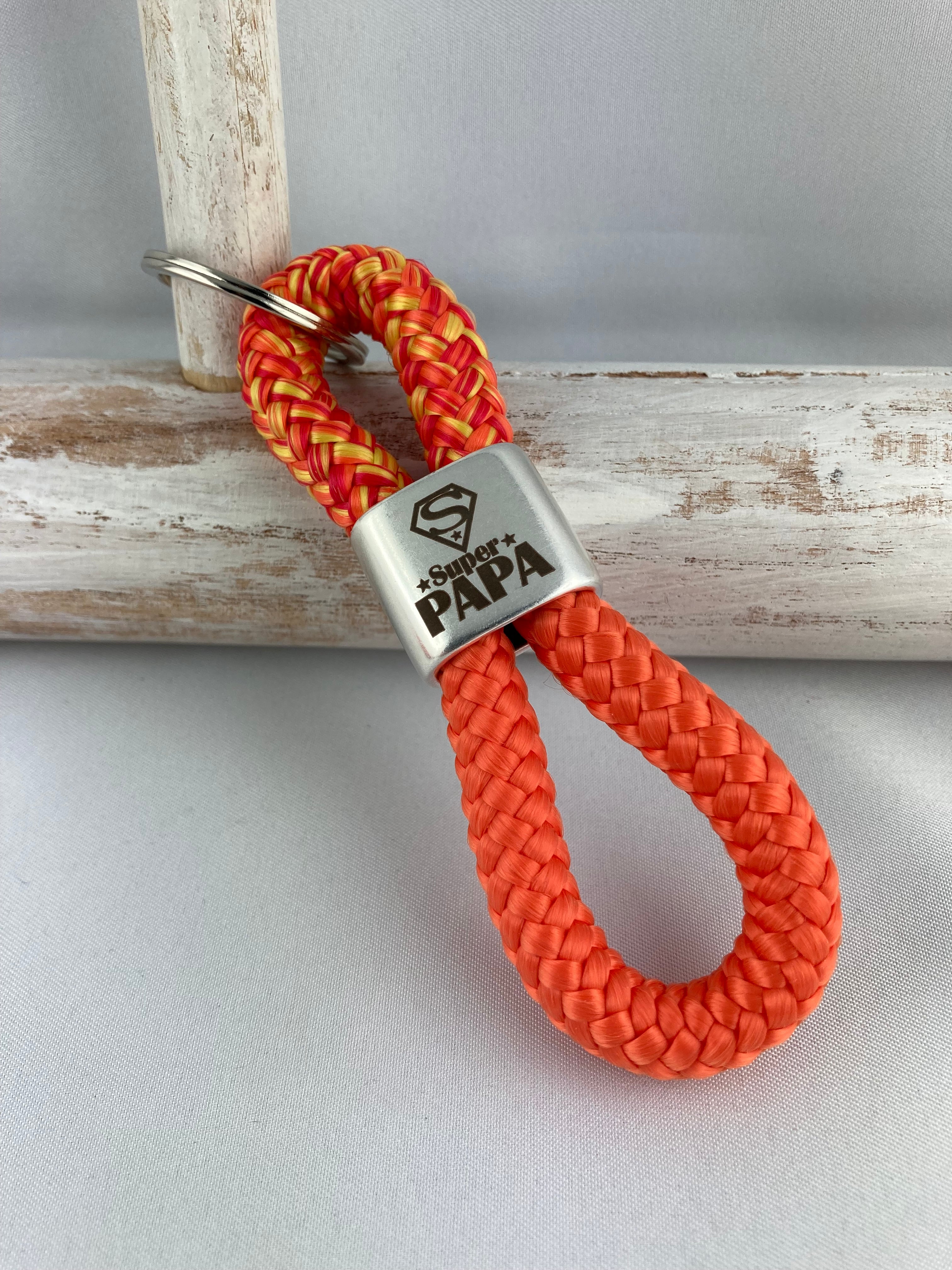 Set Schlüsselanhänger mit Gravur "Super Mama und Super Papa" - Handgefertigt in den Farben summerbomb und orange