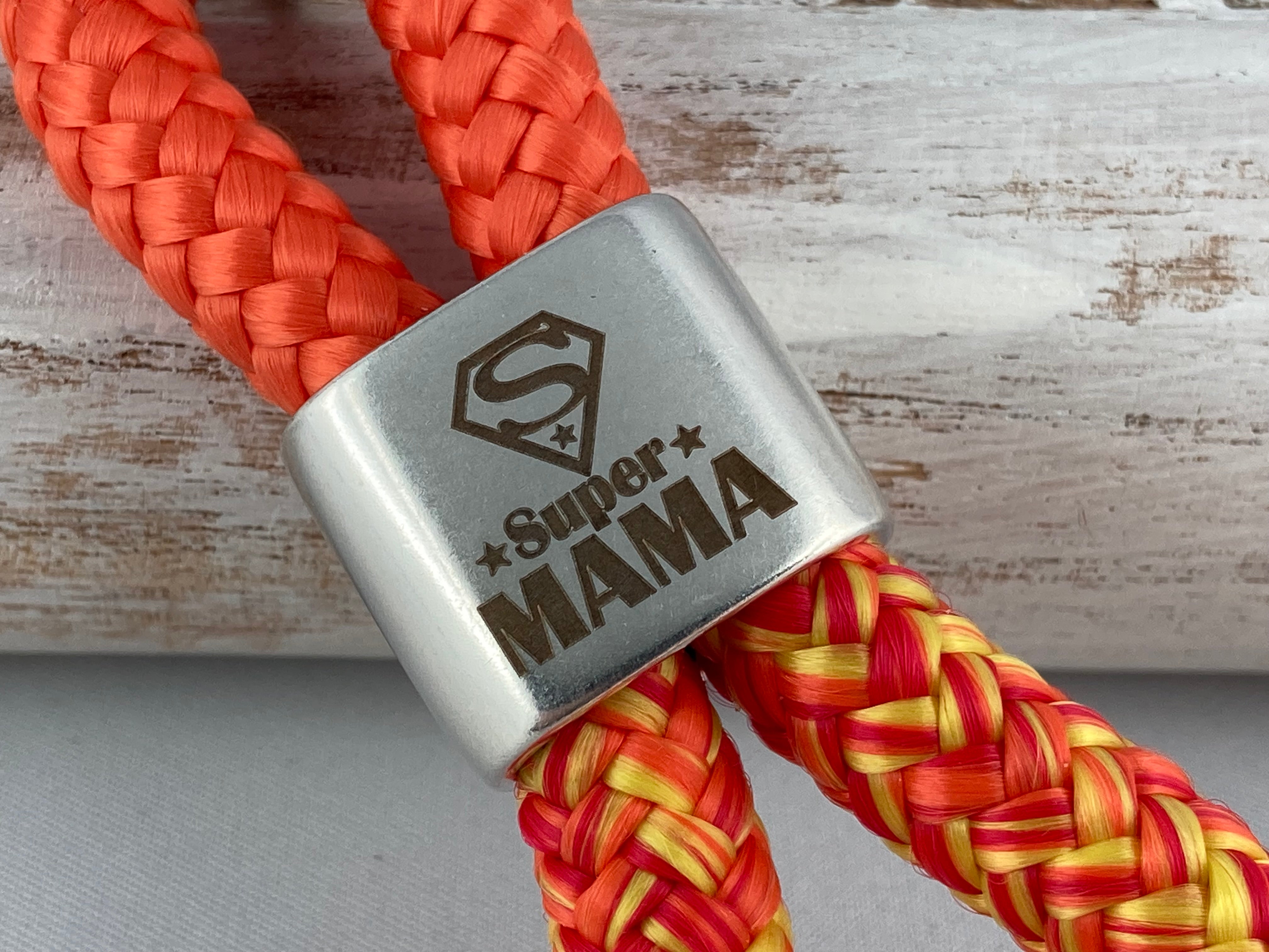 Set Schlüsselanhänger mit Gravur "Super Mama und Super Papa" - Handgefertigt in den Farben summerbomb und orange