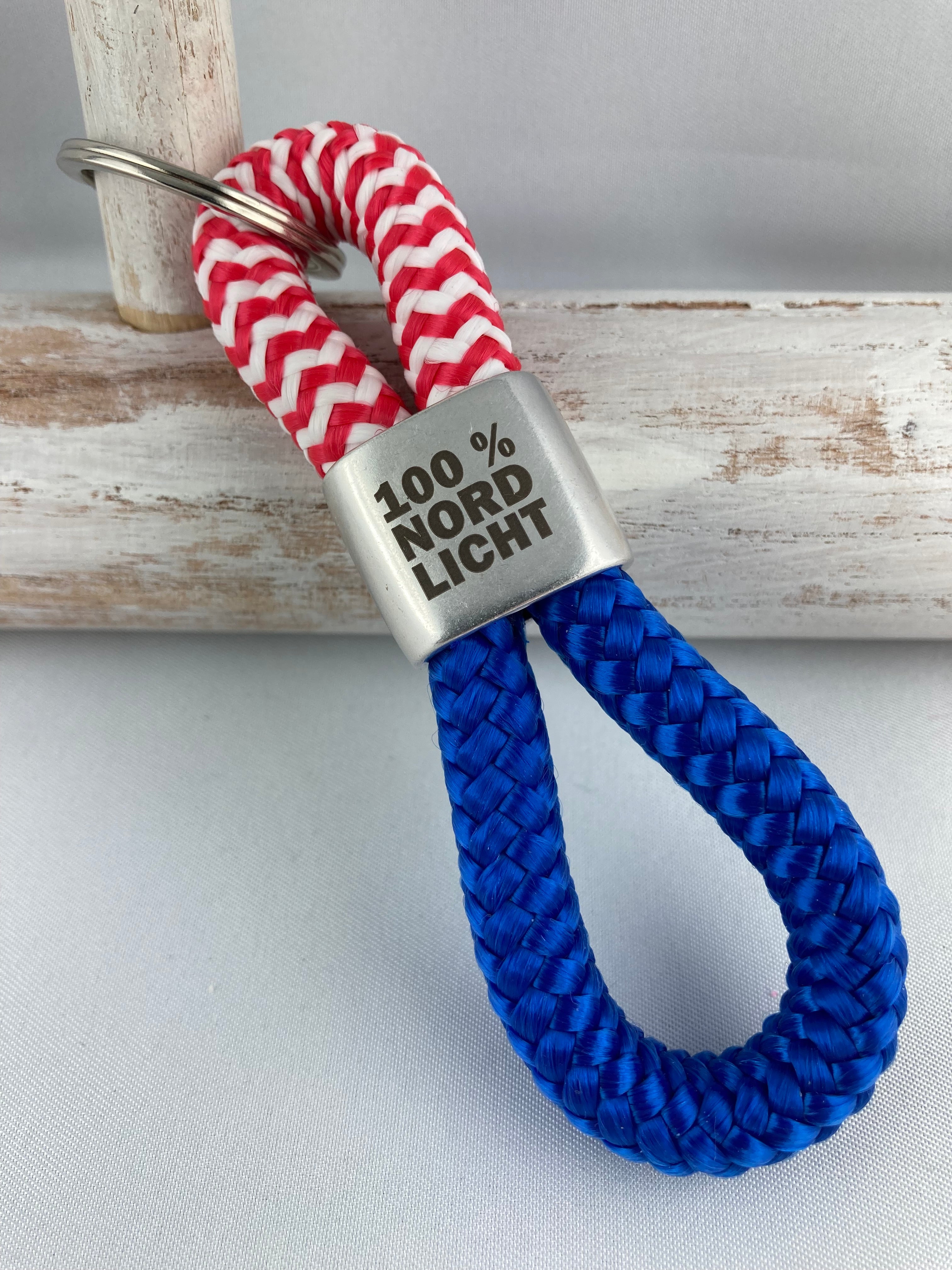 Schlüsselanhänger aus Segelseil mit Gravur "100 % Nordlicht" -maritim, rot-weiß/ blau