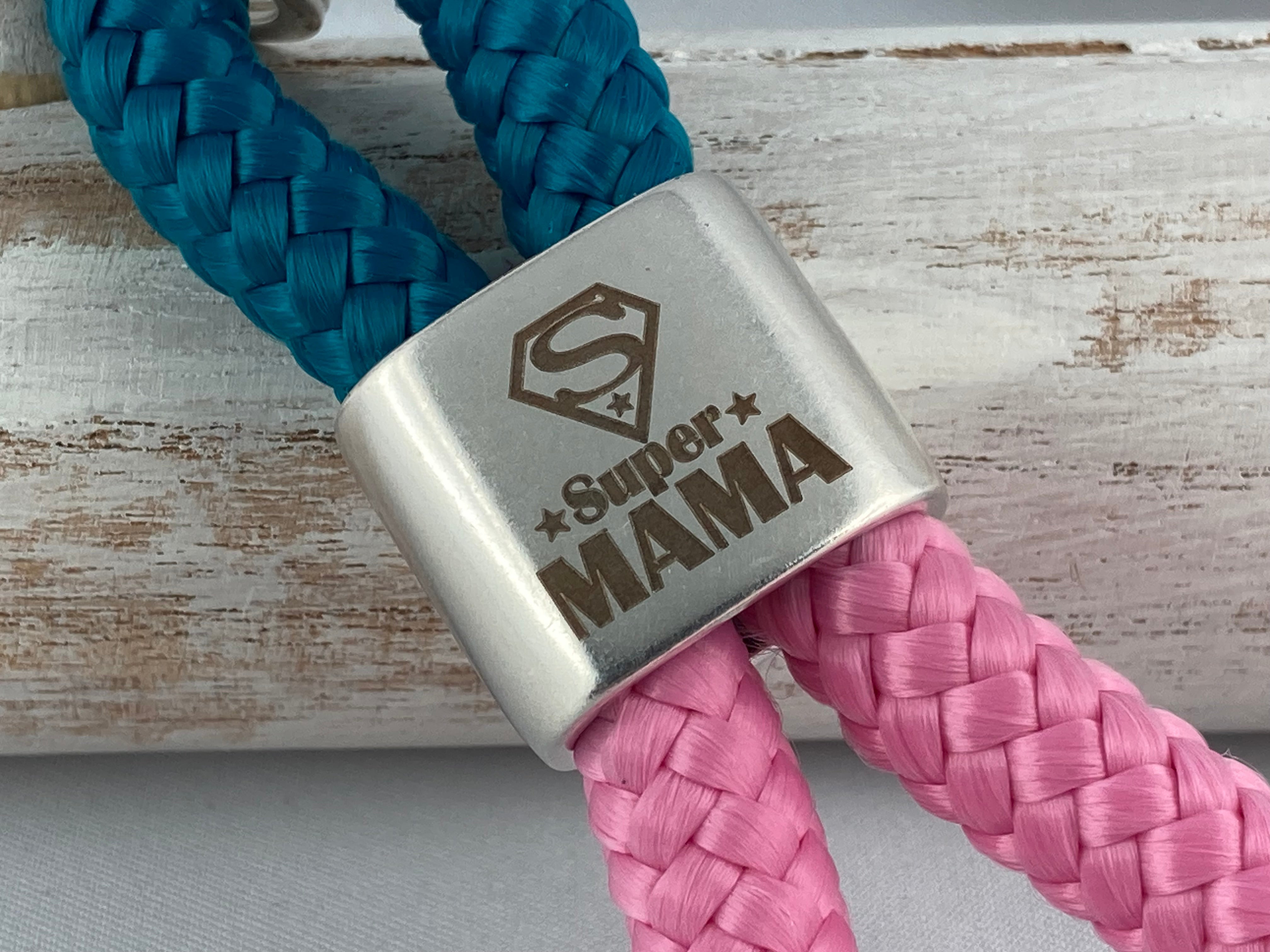 Schlüsselanhänger aus Segelseil mit Gravur "Super Mama" - handgefertigt und stylisch in petrol/ rosa
