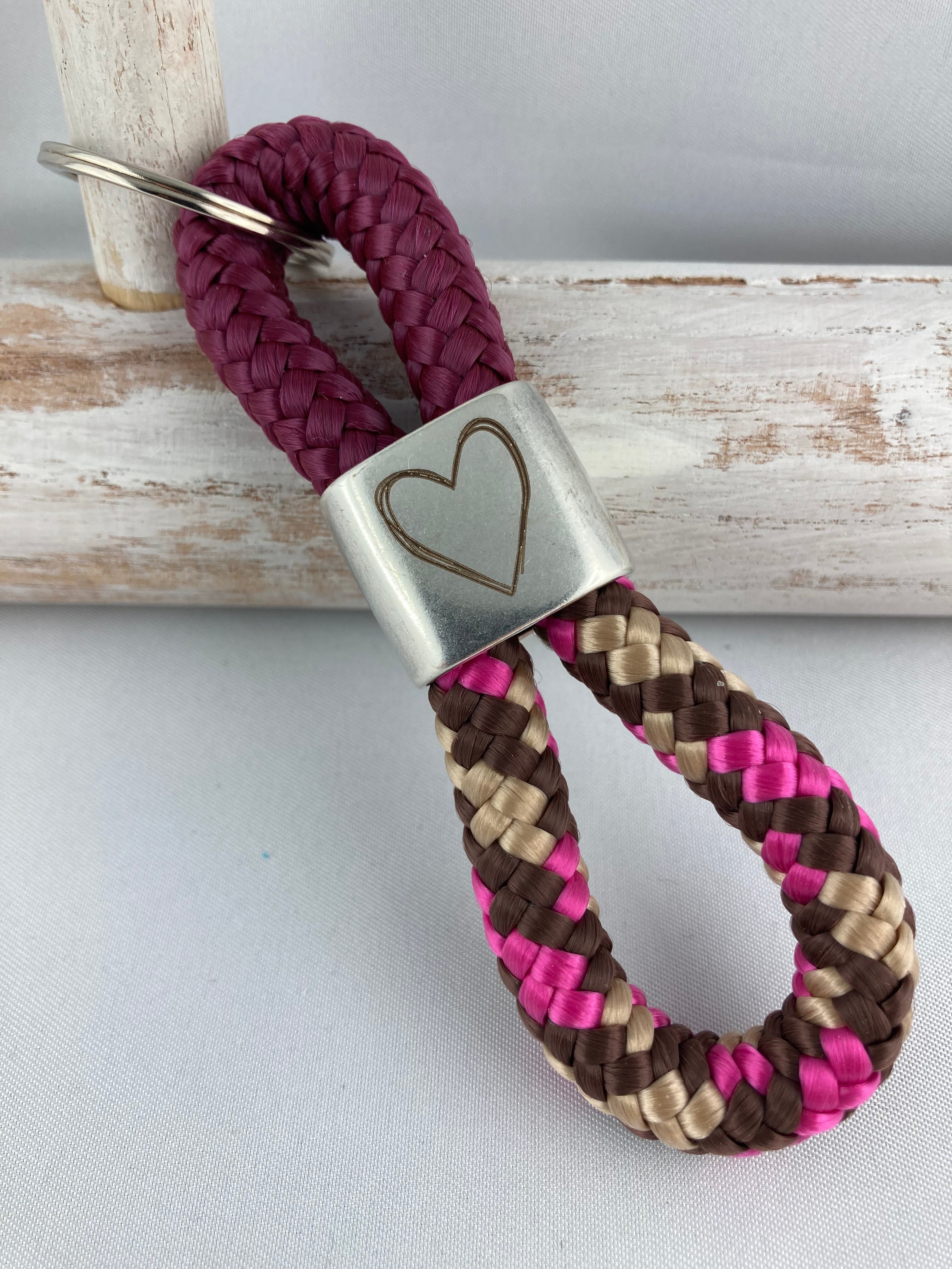 Schlüsselanhänger aus Segelseil mit graviertem Herz - klein und handlich, aubergine/ braun-pink-mix