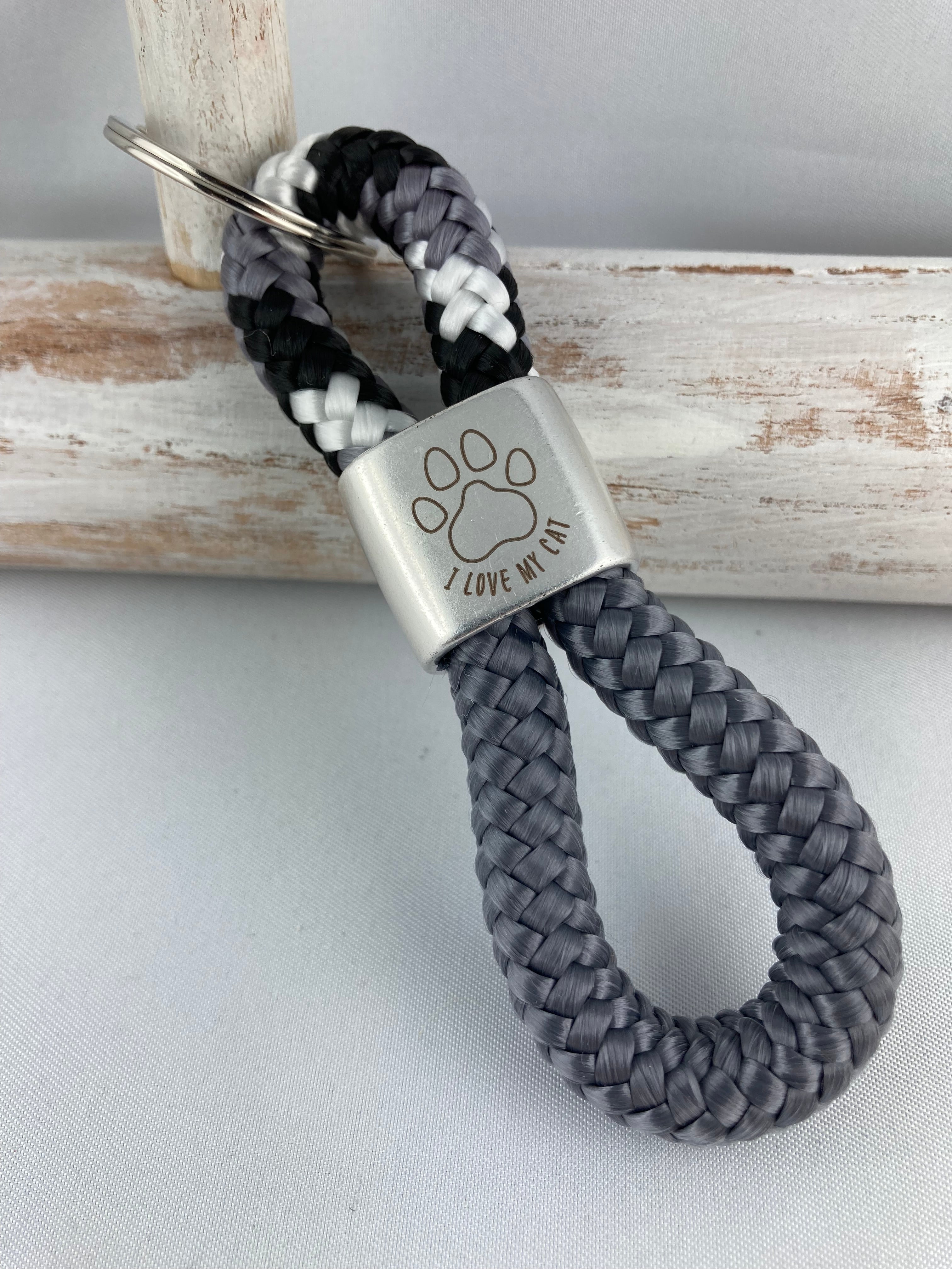 Schlüsselanhänger aus Segelseil mit Gravur "I love my cat" - handgefertigt und stilvoll in schwarz-weiß-grau/ grau