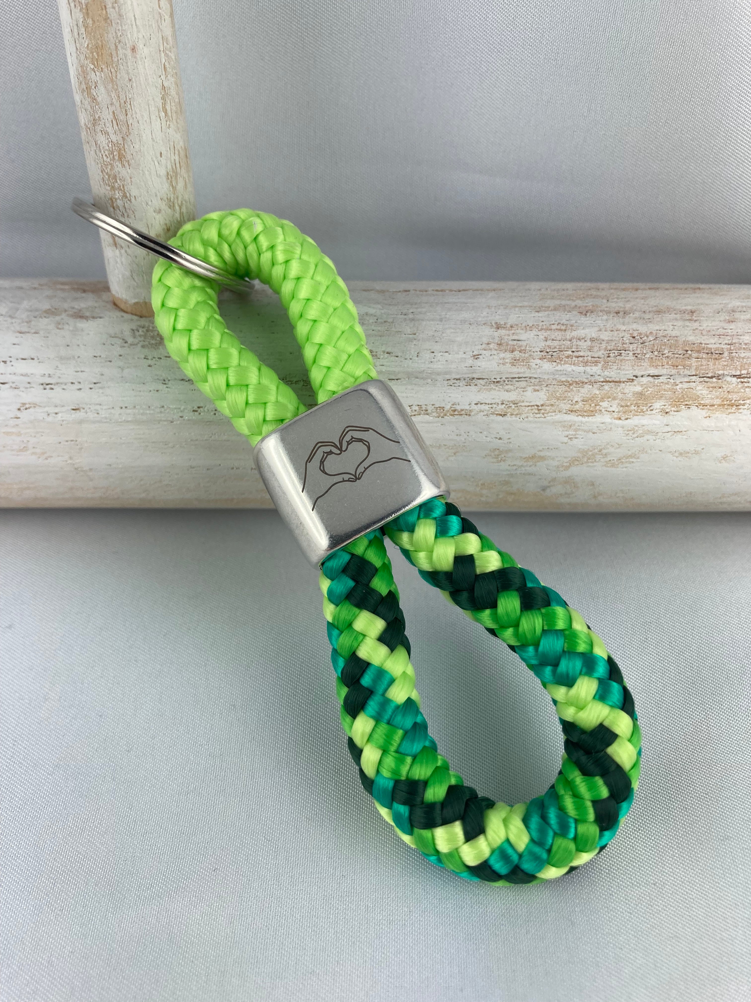 Schlüsselanhänger "Hände formen Herz" - handgefertigt aus Segelseil - Farben wählbar