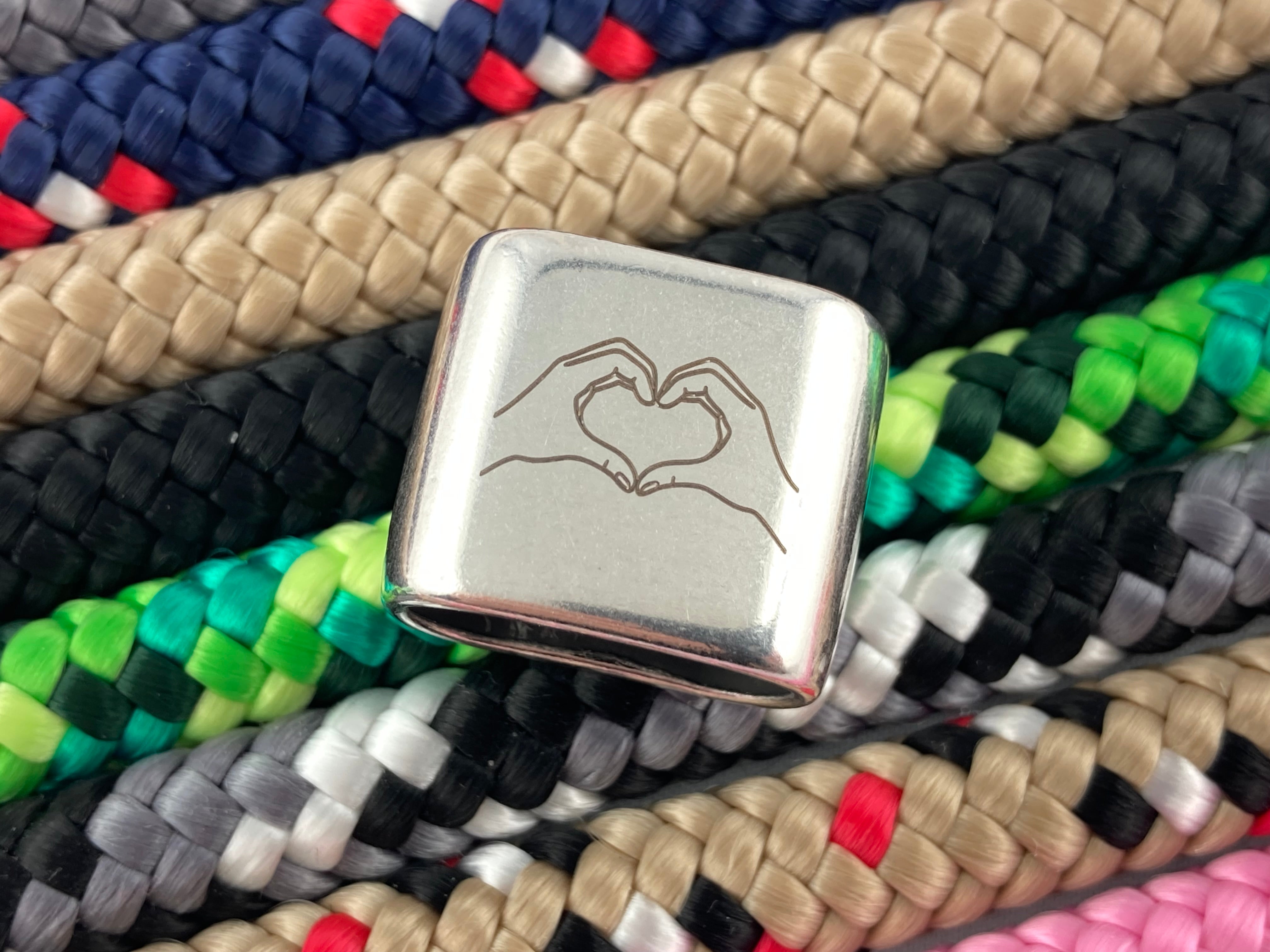 Schlüsselanhänger "Hände formen Herz" - handgefertigt aus Segelseil - Farben wählbar