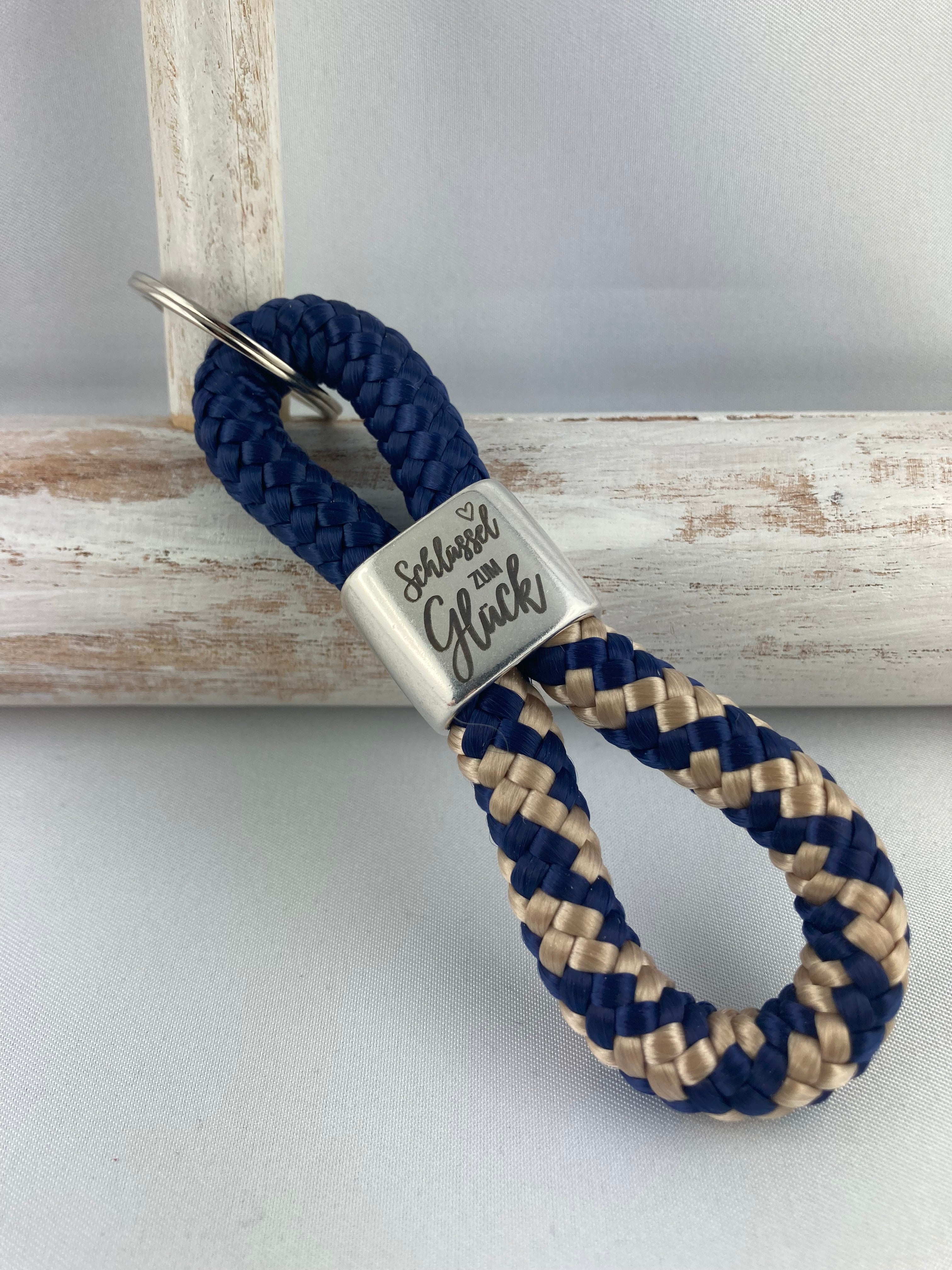 Schlüsselanhänger aus Segelseil mit versilbertem Zwischenstück mit Gravur "Schlüssel zum Glück", dunkelblau/ dunkelblau-beige