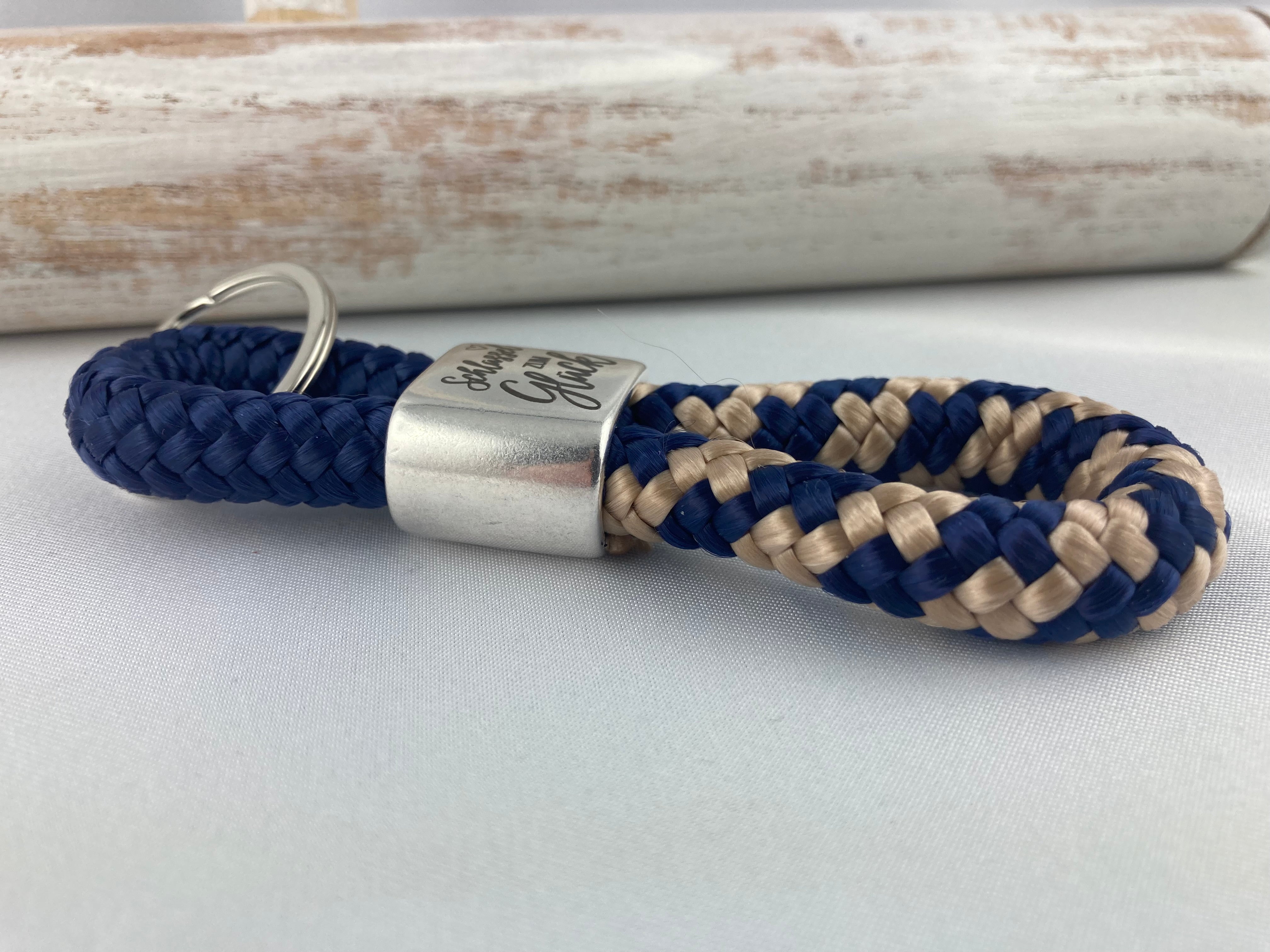 Schlüsselanhänger aus Segelseil mit versilbertem Zwischenstück mit Gravur "Schlüssel zum Glück", dunkelblau/ dunkelblau-beige