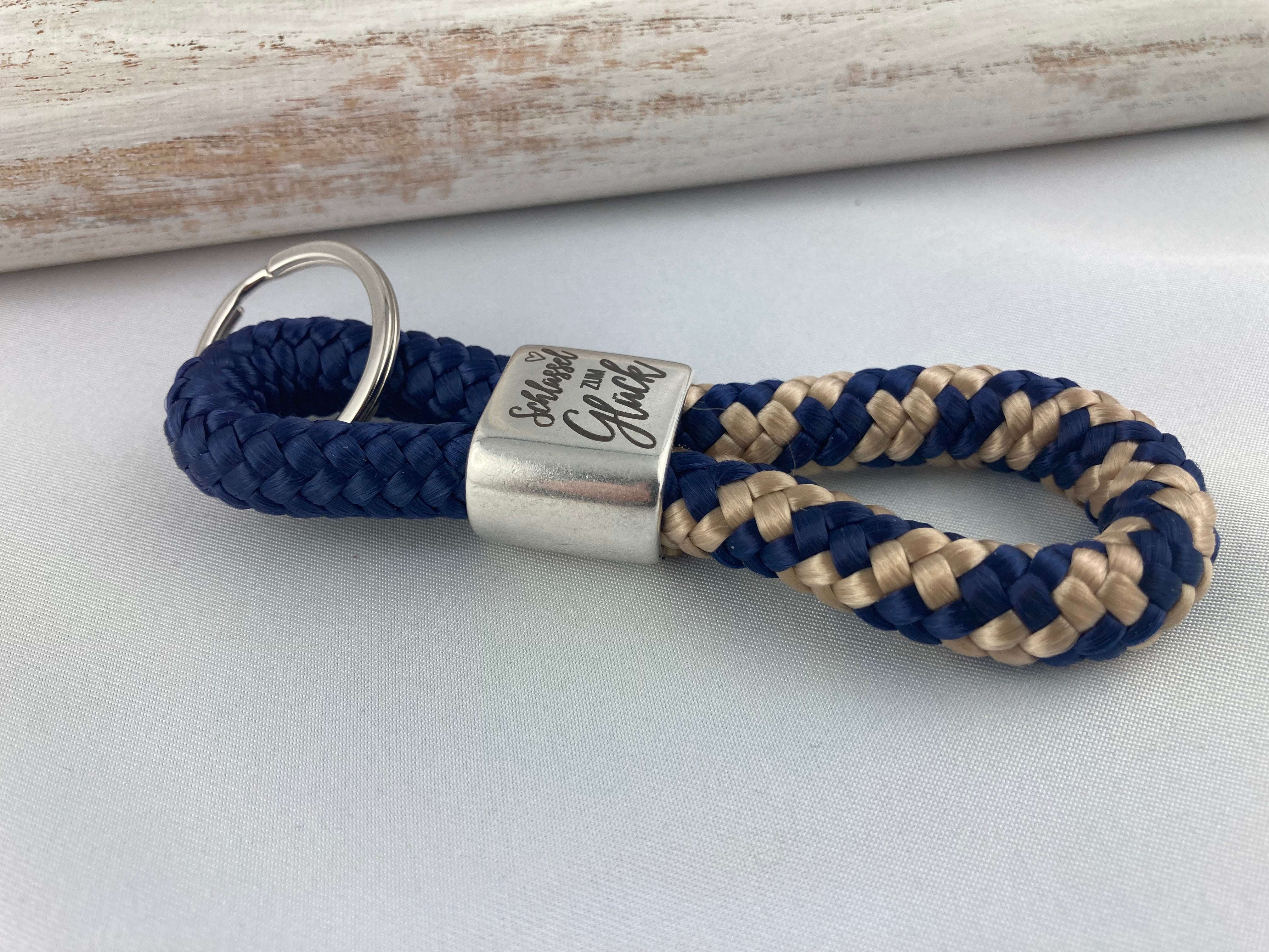 Schlüsselanhänger aus Segelseil mit versilbertem Zwischenstück mit Gravur "Schlüssel zum Glück", dunkelblau/ dunkelblau-beige
