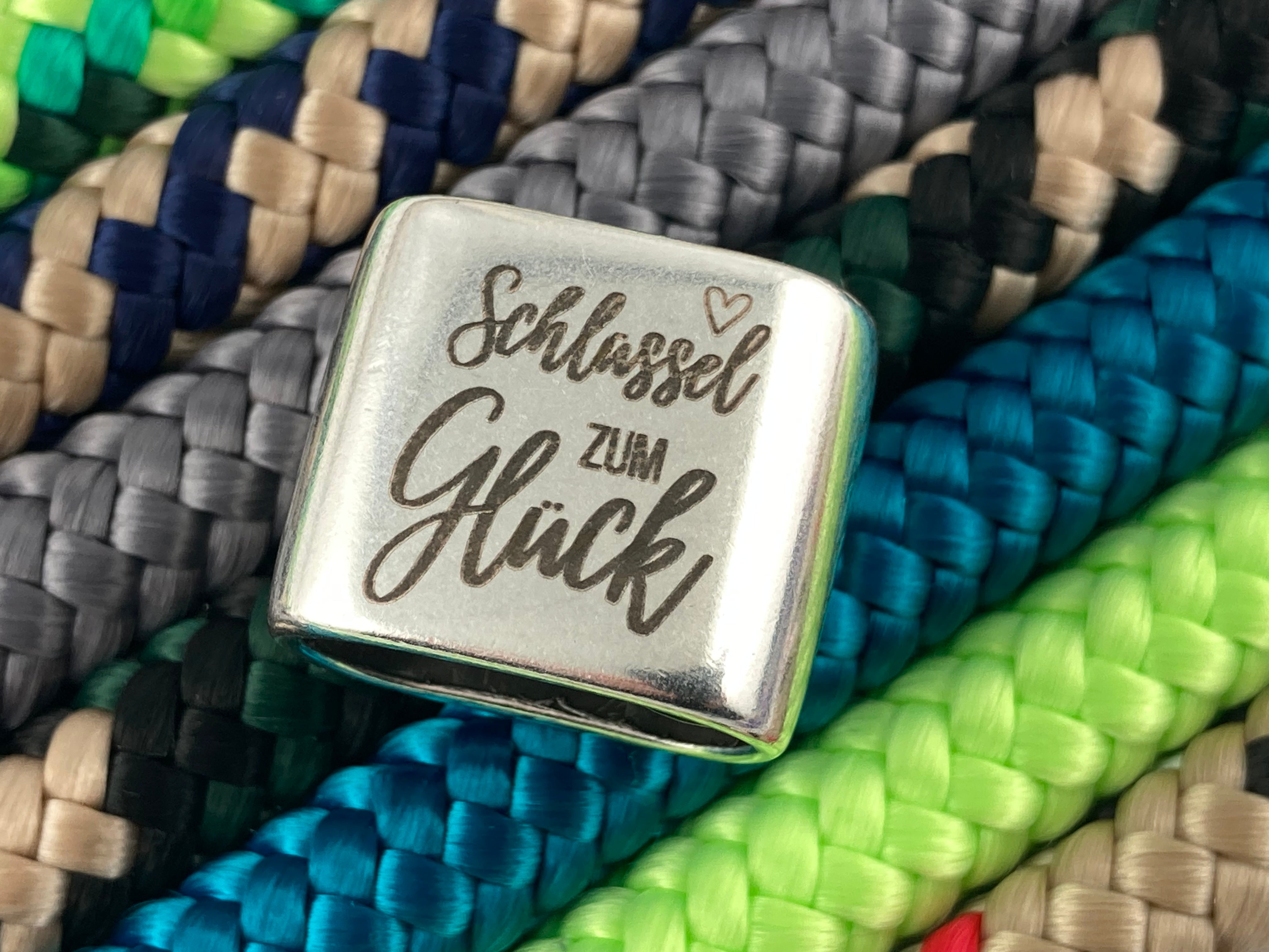 Schlüsselanhänger aus Segelseil mit versilbertem Zwischenstück mit Gravur "Schlüssel zum Glück" in Wunschfarbe