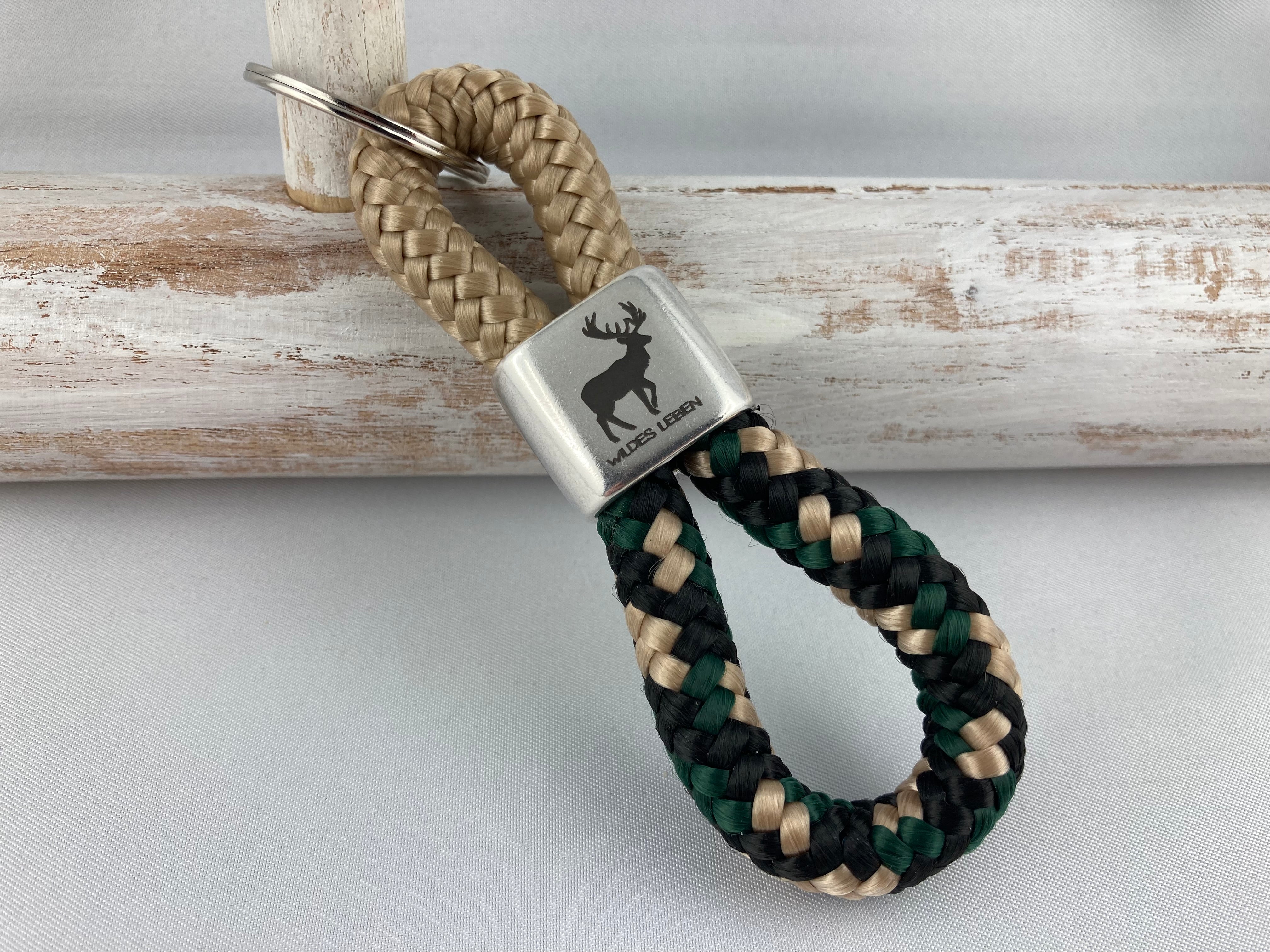 Schlüsselanhänger aus Segelseil mit versilbertem Zwischenstück mit Gravur "Wildes Leben", beige/ schwarz-beige-grün
