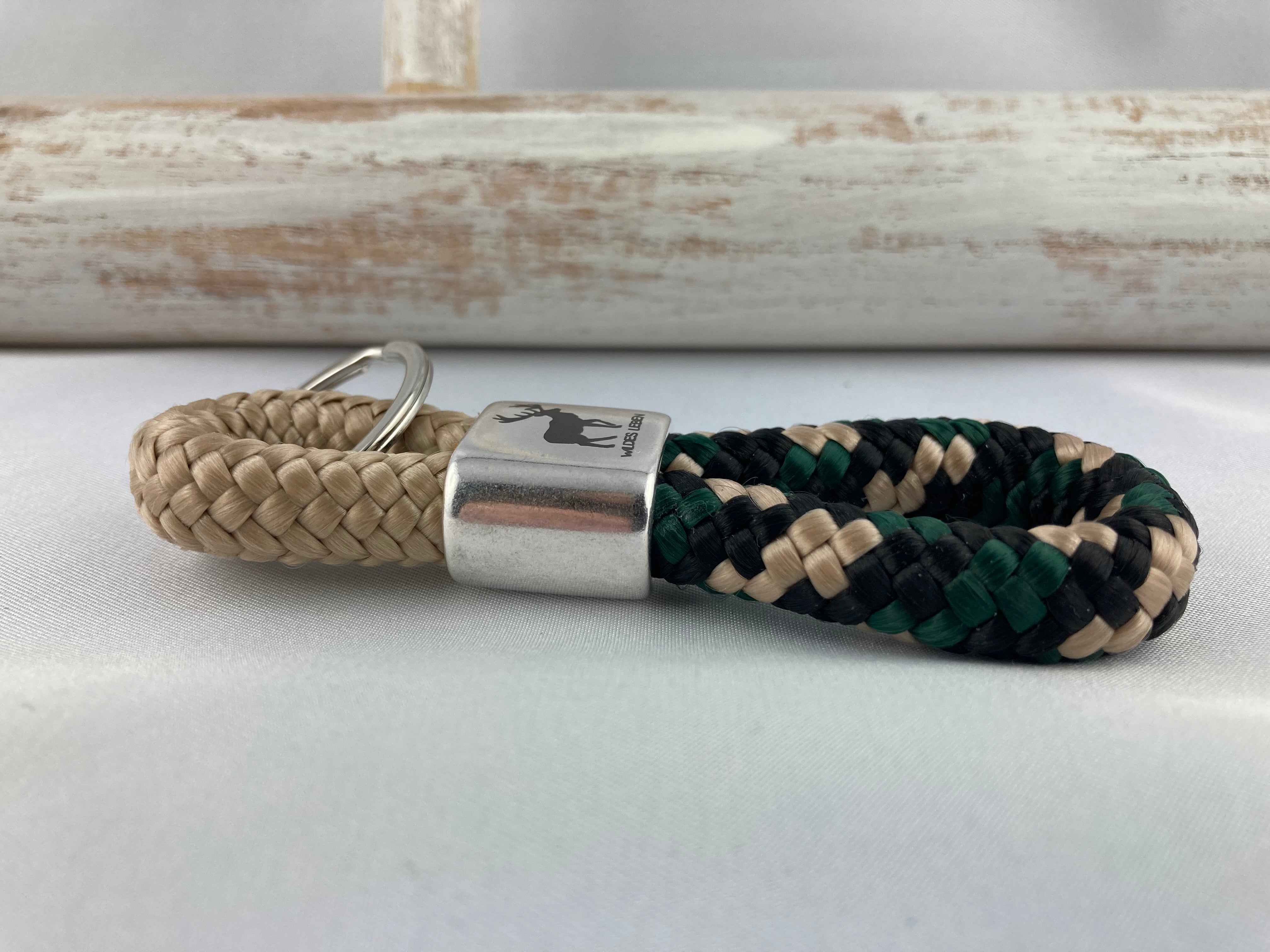 Schlüsselanhänger aus Segelseil mit versilbertem Zwischenstück mit Gravur "Wildes Leben", beige/ schwarz-beige-grün