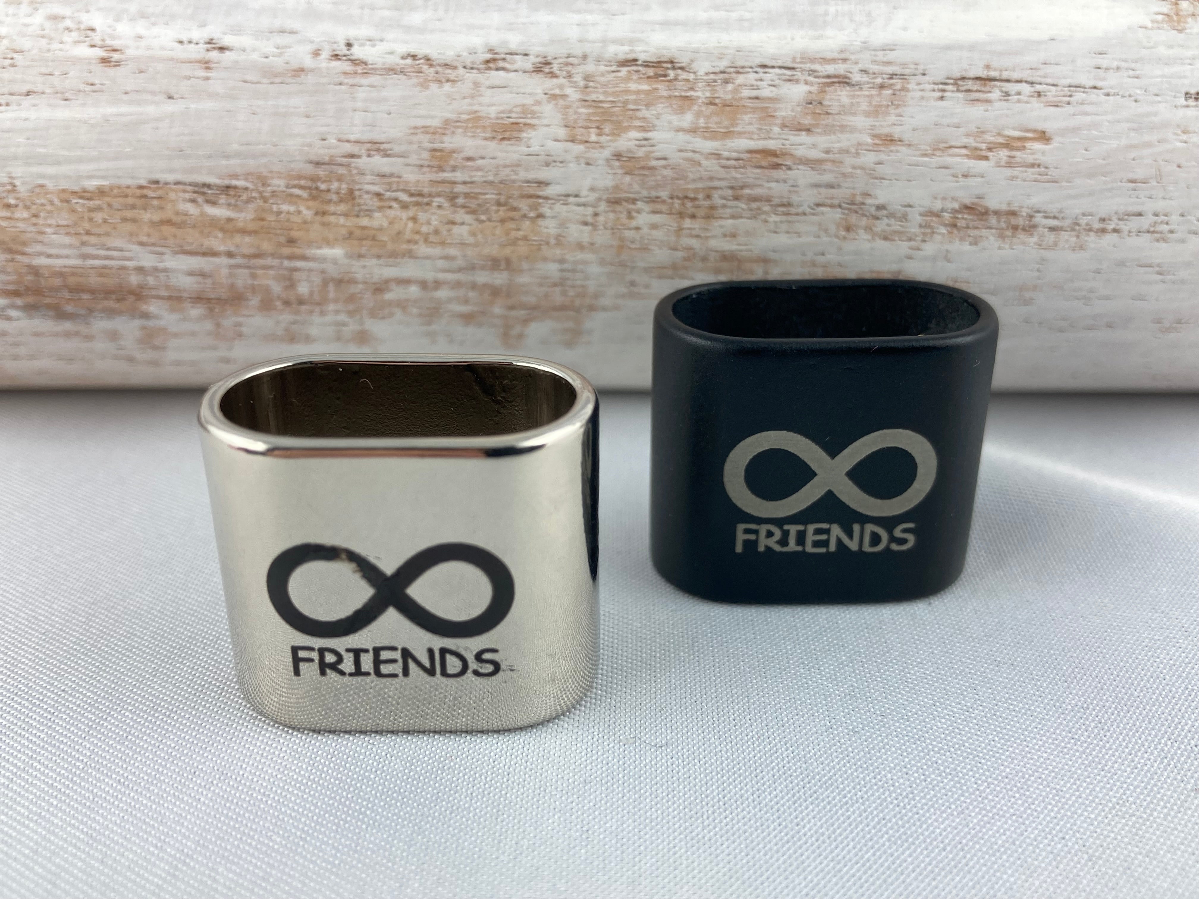 Graviertes Friends Zwischenstück mit Unendlichkeitszeichen in Silber oder Schwarz