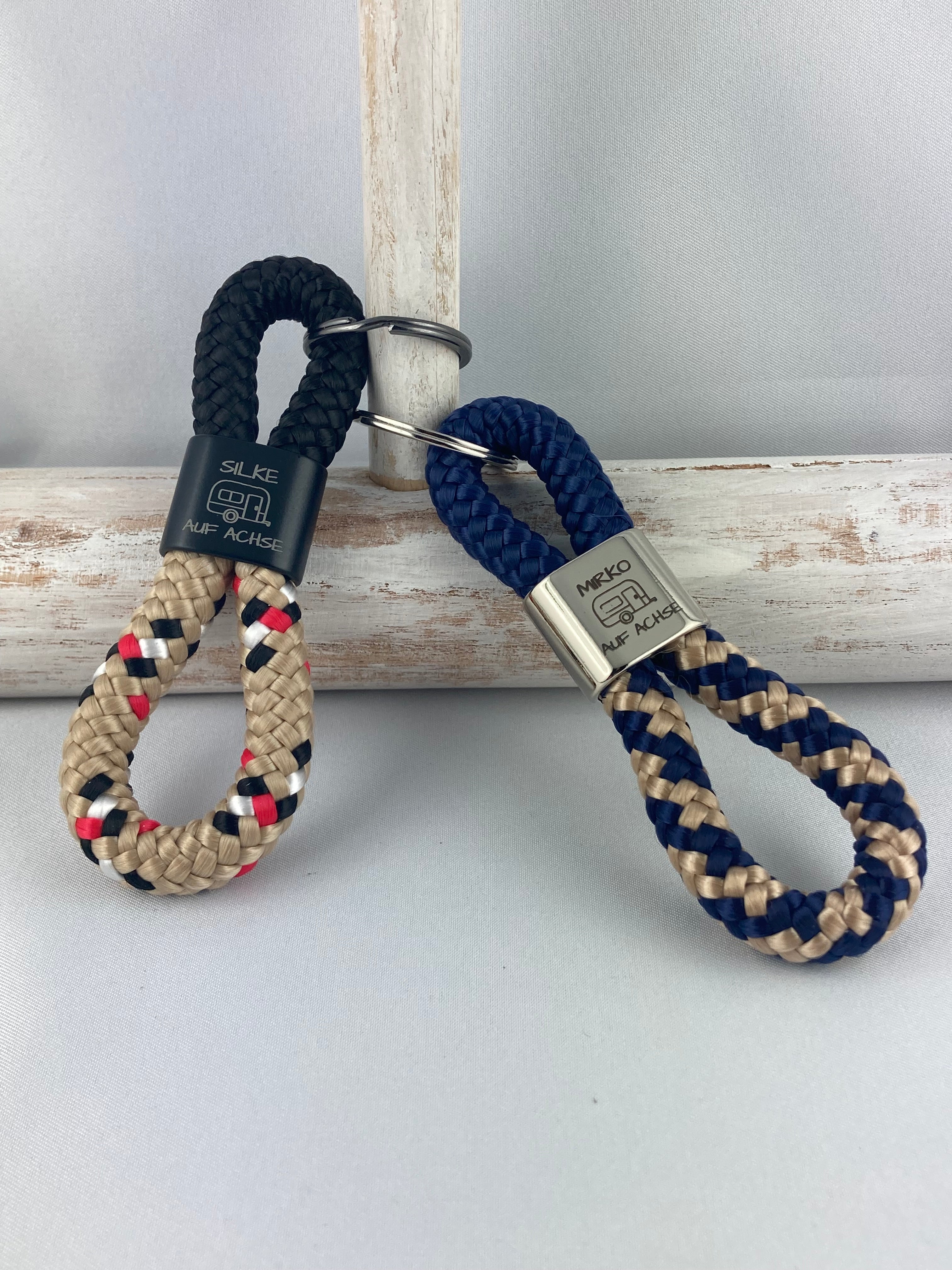 Personalisierter Wohnwagen-Schlüsselanhänger aus Segelseil - mit Namen graviert