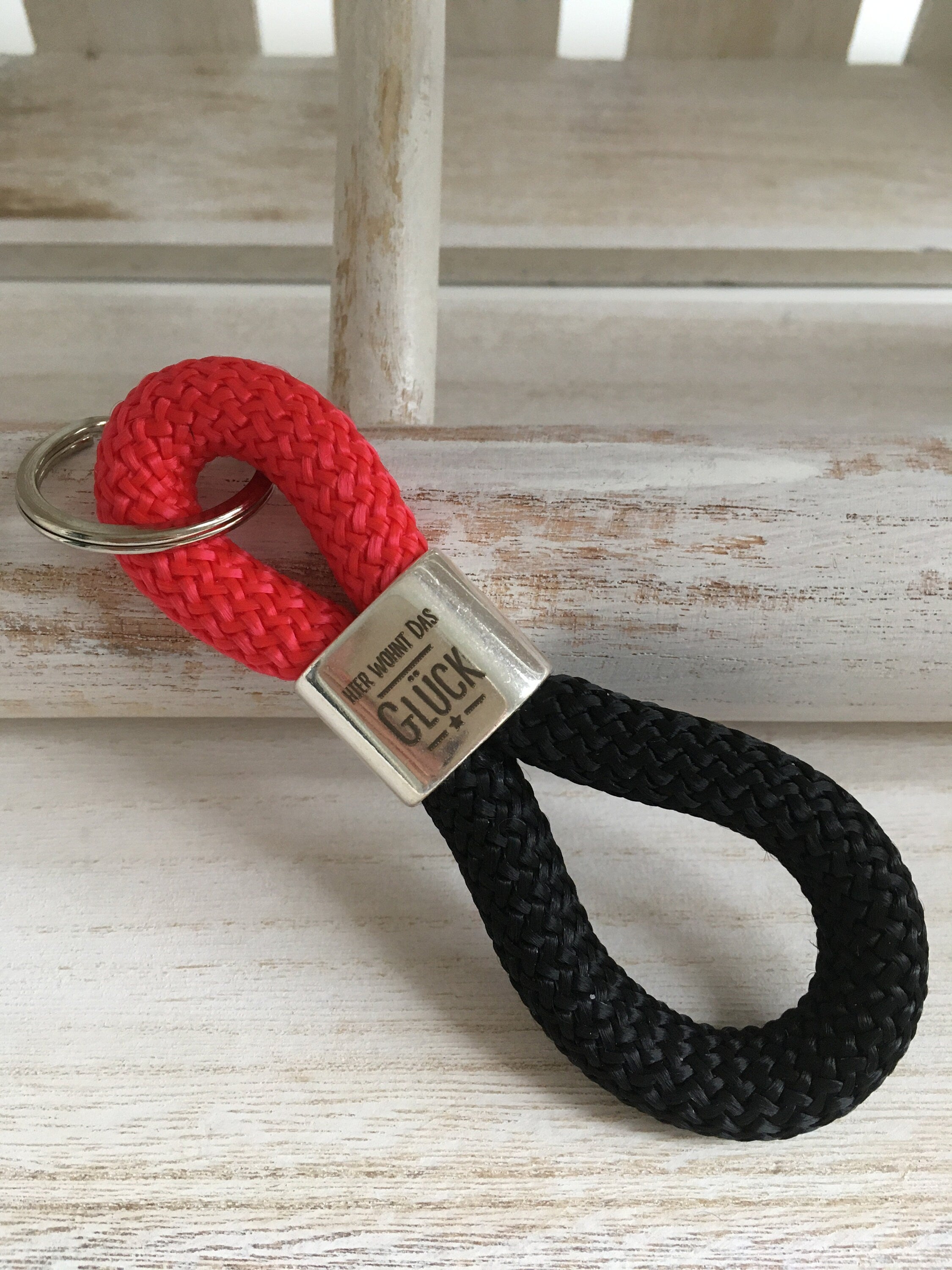 Schlüsselanhänger aus Segelseil "Hier wohnt das Glück", maritimer Schlüsselanhänger, XXL Schlüsselanhänger, rot/schwarz