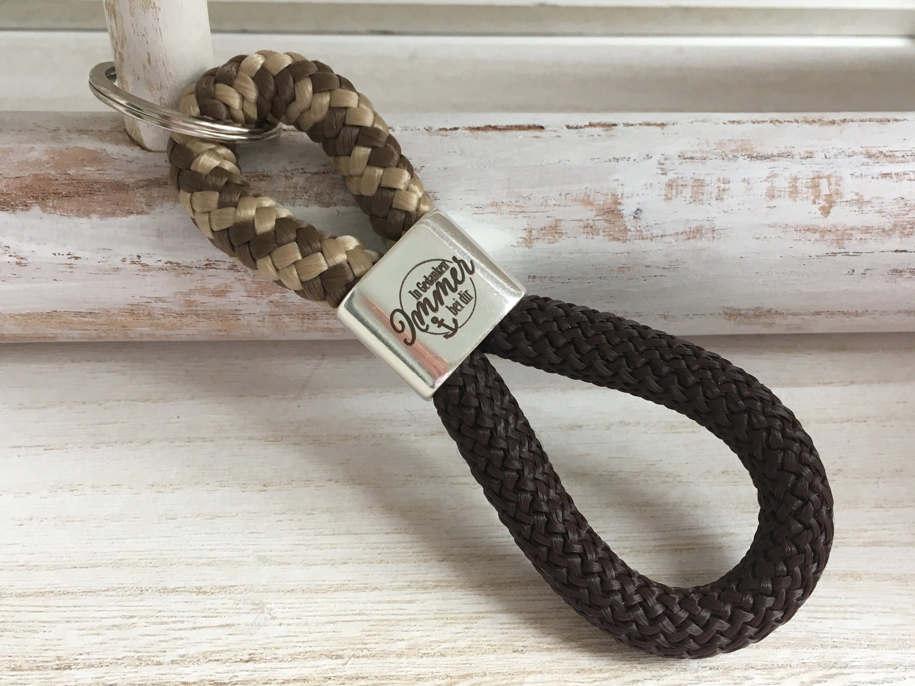 Schlüsselanhänger aus Segelseil mit versilbertem Zwischenstück mit Gravur "In Gedanken immer bei dir" braun-beige/ braun