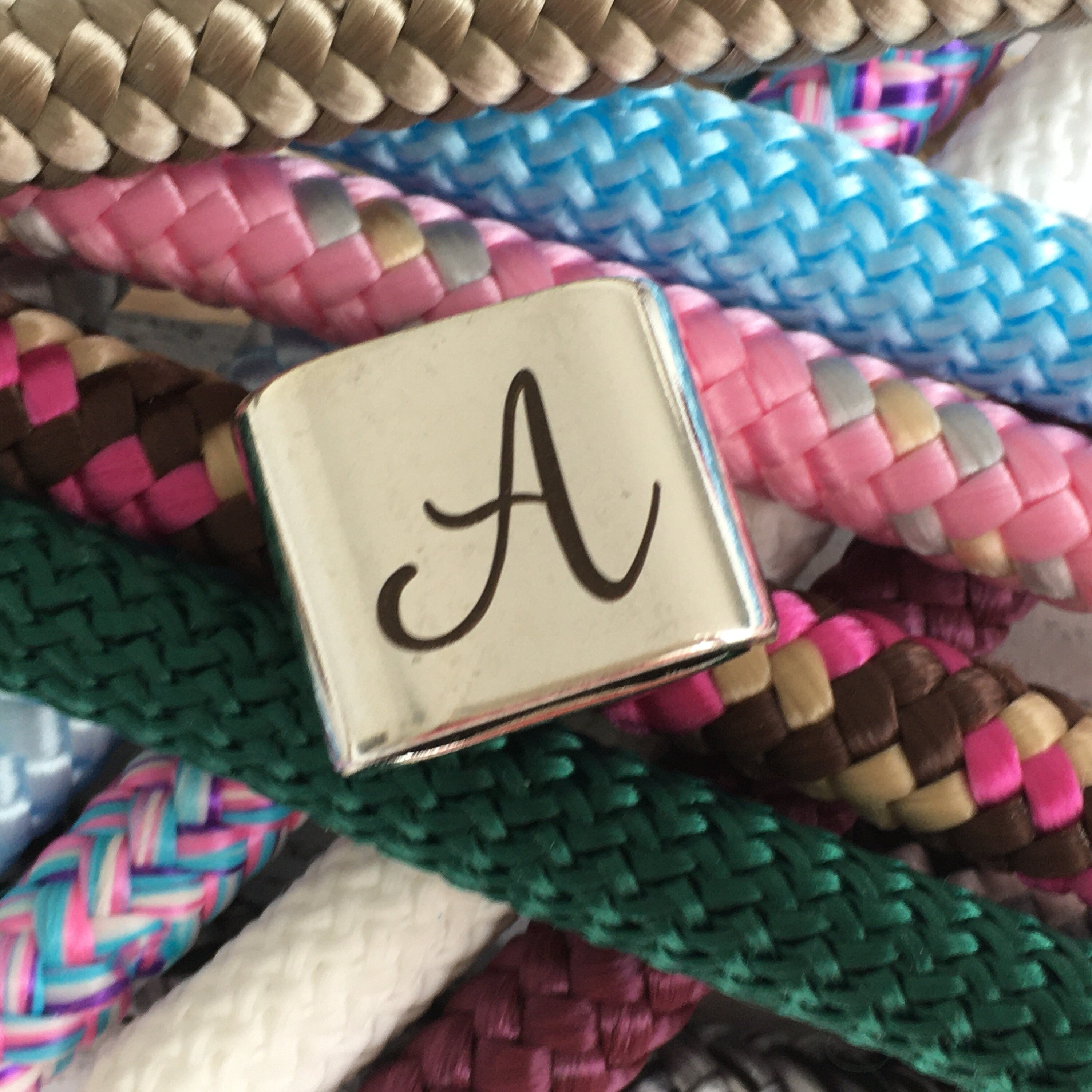 Schlüsselanhänger aus Segelseil mit versilbertem Zwischenstück mit graviertem Buchstaben "A" in Wunschfarbe ganz individuell