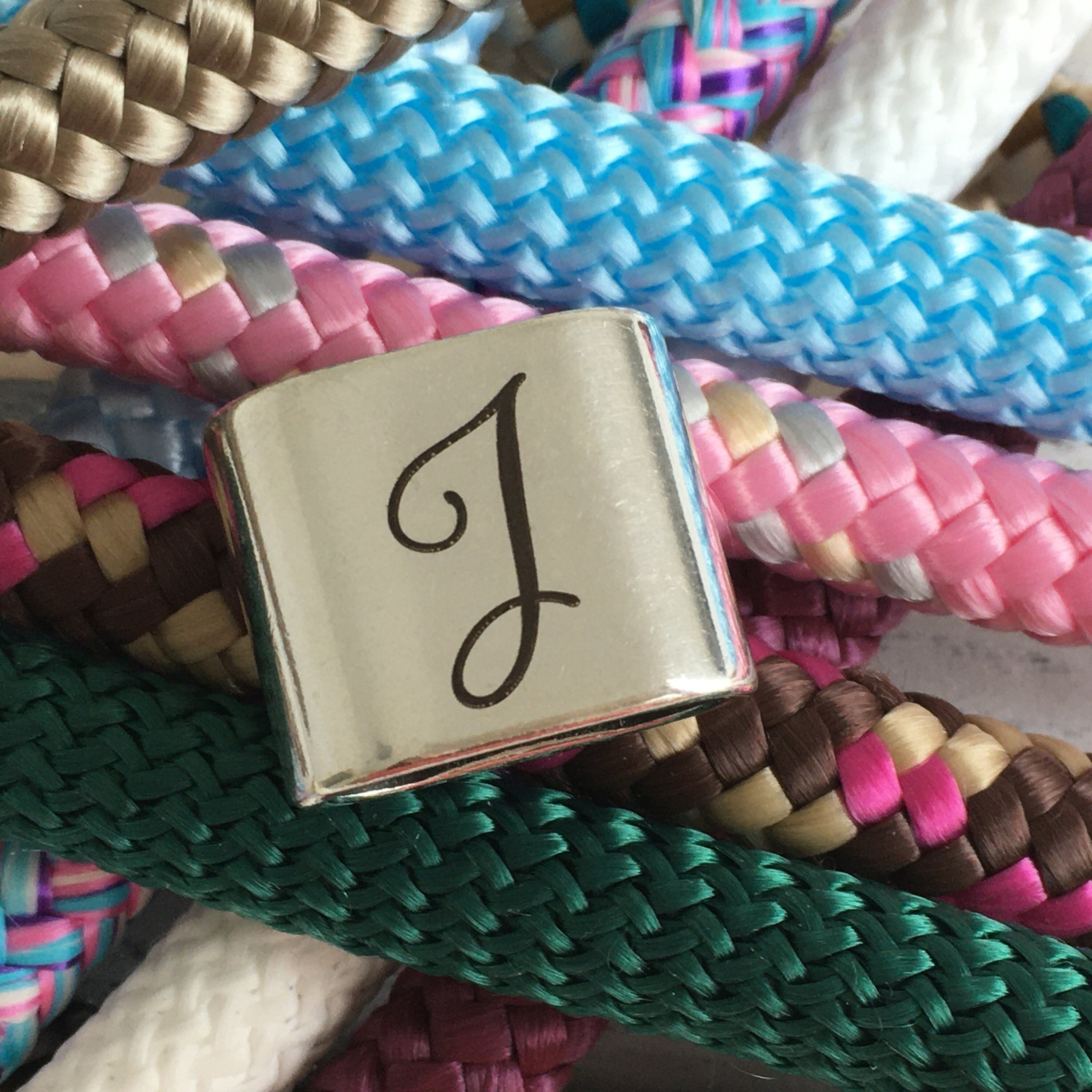 Schlüsselanhänger aus Segelseil mit versilbertem Zwischenstück mit graviertem Buchstaben "J" in Wunschfarbe ganz individuell